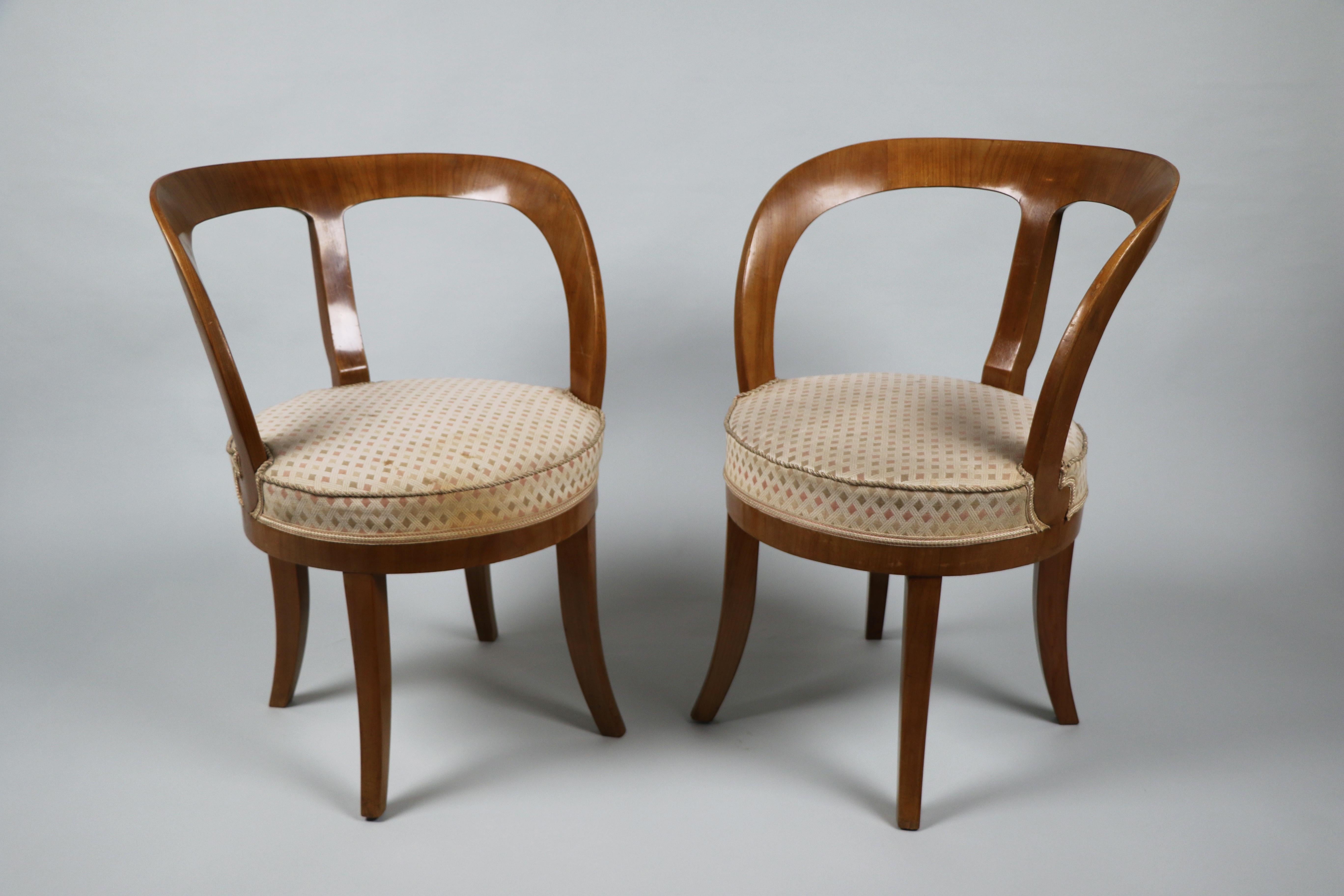 Diese schönen und seltenen Biedermeier-Stühle wurden um 1825 in Wien hergestellt.

Die Stücke des Wiener Biedermeier zeichnen sich durch ihre raffinierten Proportionen, ihr seltenes und raffiniertes Design und ihre exzellente Handwerkskunst aus und