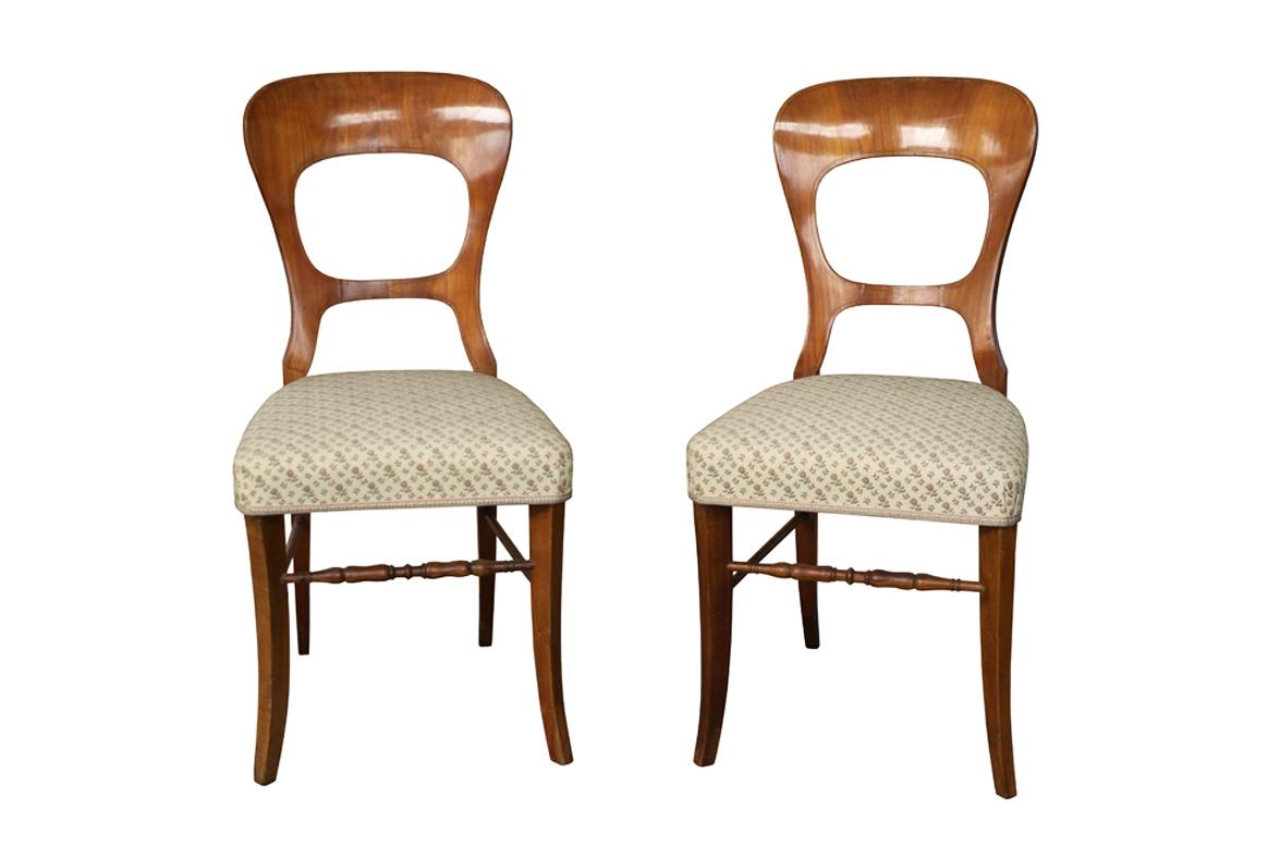 Autrichien Paire de chaises Biedermeier en cerisier du 19ème siècle Vienne, vers 1825. en vente