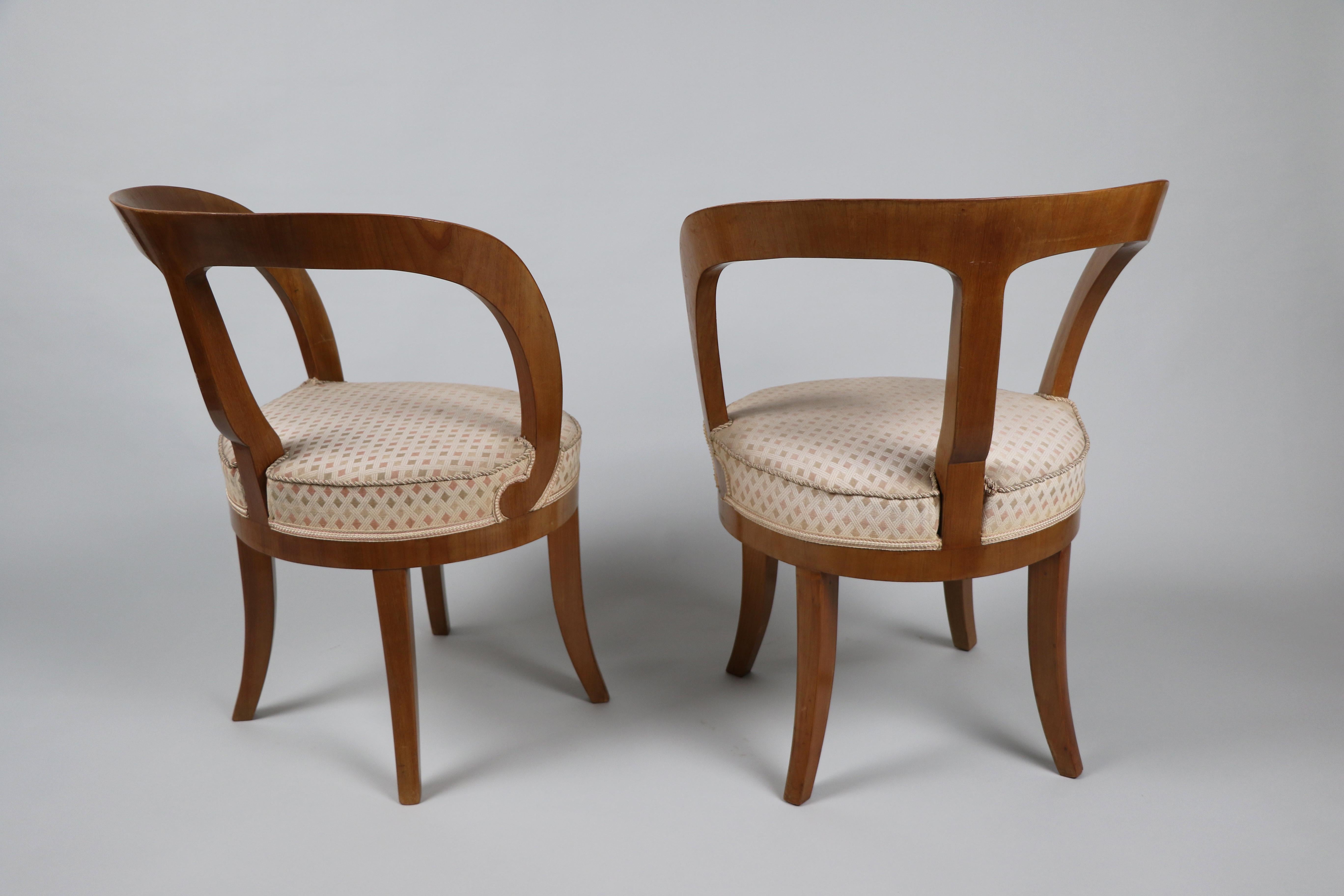 Feines Paar Biedermeier- Kirschbaumholzstühle aus dem 19. Jahrhundert. Wiener Stadt, um 1825. (Österreichisch) im Angebot