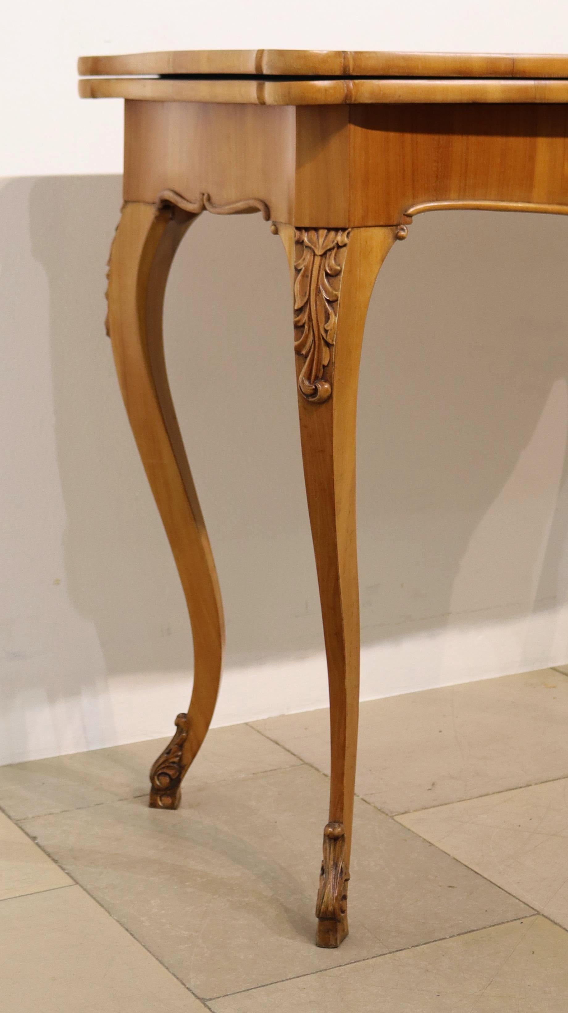 Siglo XIX Fina Pareja de Consolas Biedermeier de Cerezo, Viena c. 1835. Tallado a mano en venta