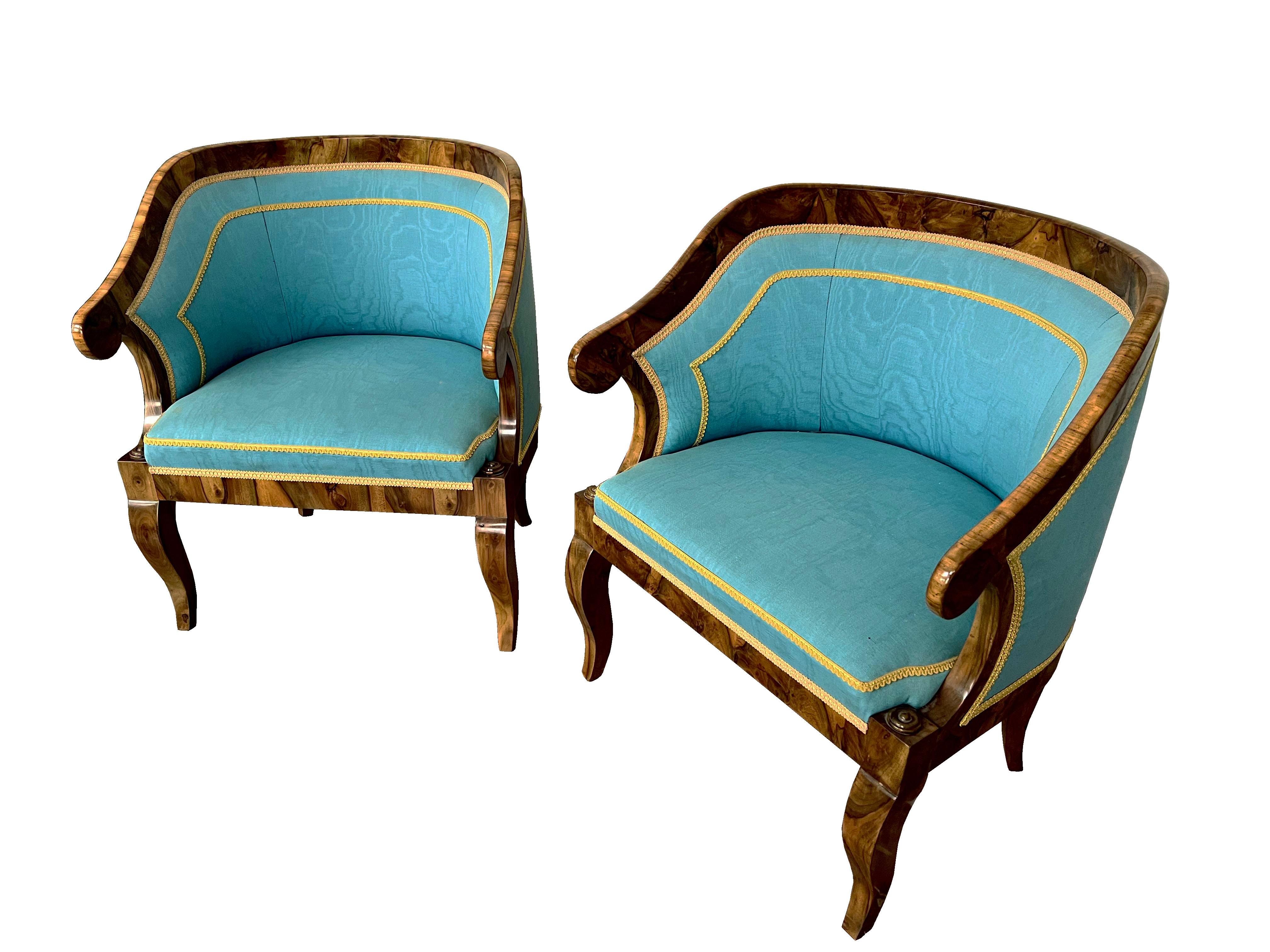 Bonjour,
Cette paire exceptionnelle de bergères viennoises rembourrées de style Biedermeier datant d'environ 1825 se distingue par ses proportions sophistiquées, son design rare et raffiné et son excellente exécution. Elle continue à avoir une