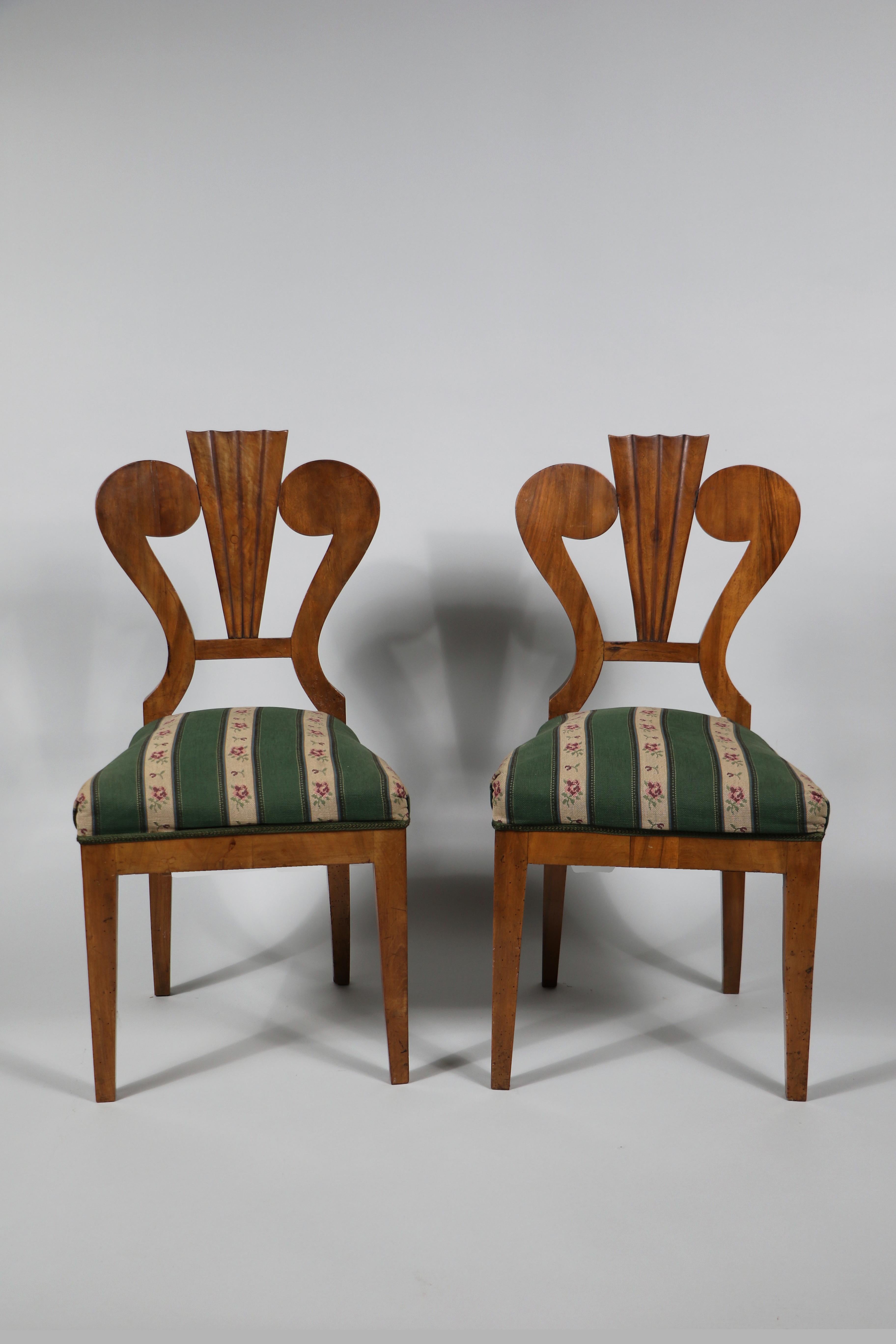 Hallo,
Diese schönen und seltenen Biedermeier-Stühle wurden um 1825 in Wien hergestellt.

Die Stücke des Wiener Biedermeier zeichnen sich durch ihre raffinierten Proportionen, ihr seltenes und raffiniertes Design und ihre exzellente Handwerkskunst