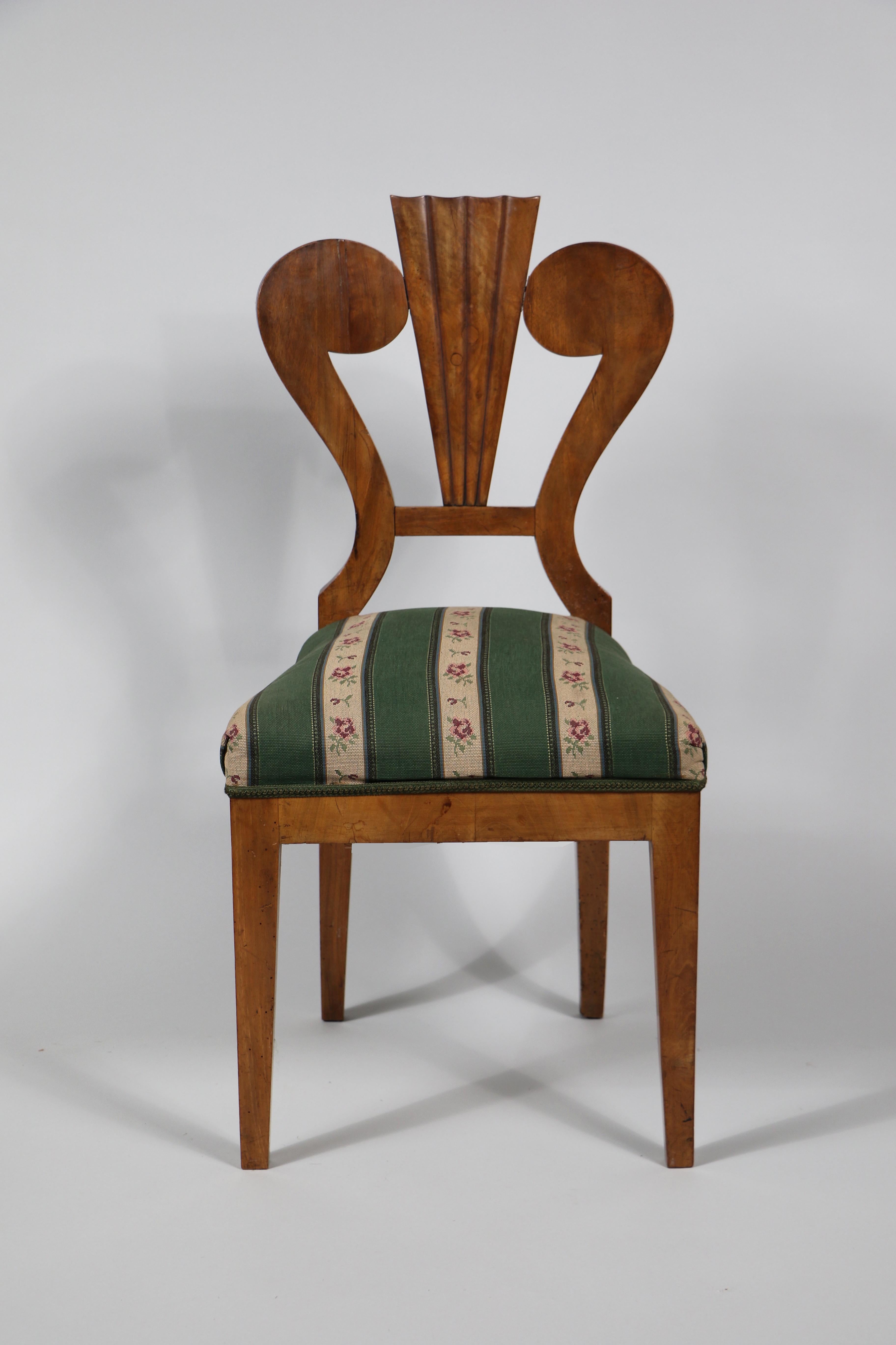 Austrian 19th Century Pair of Biedermeier Walnut Chairs. Vienna, c. 1825. For Sale
