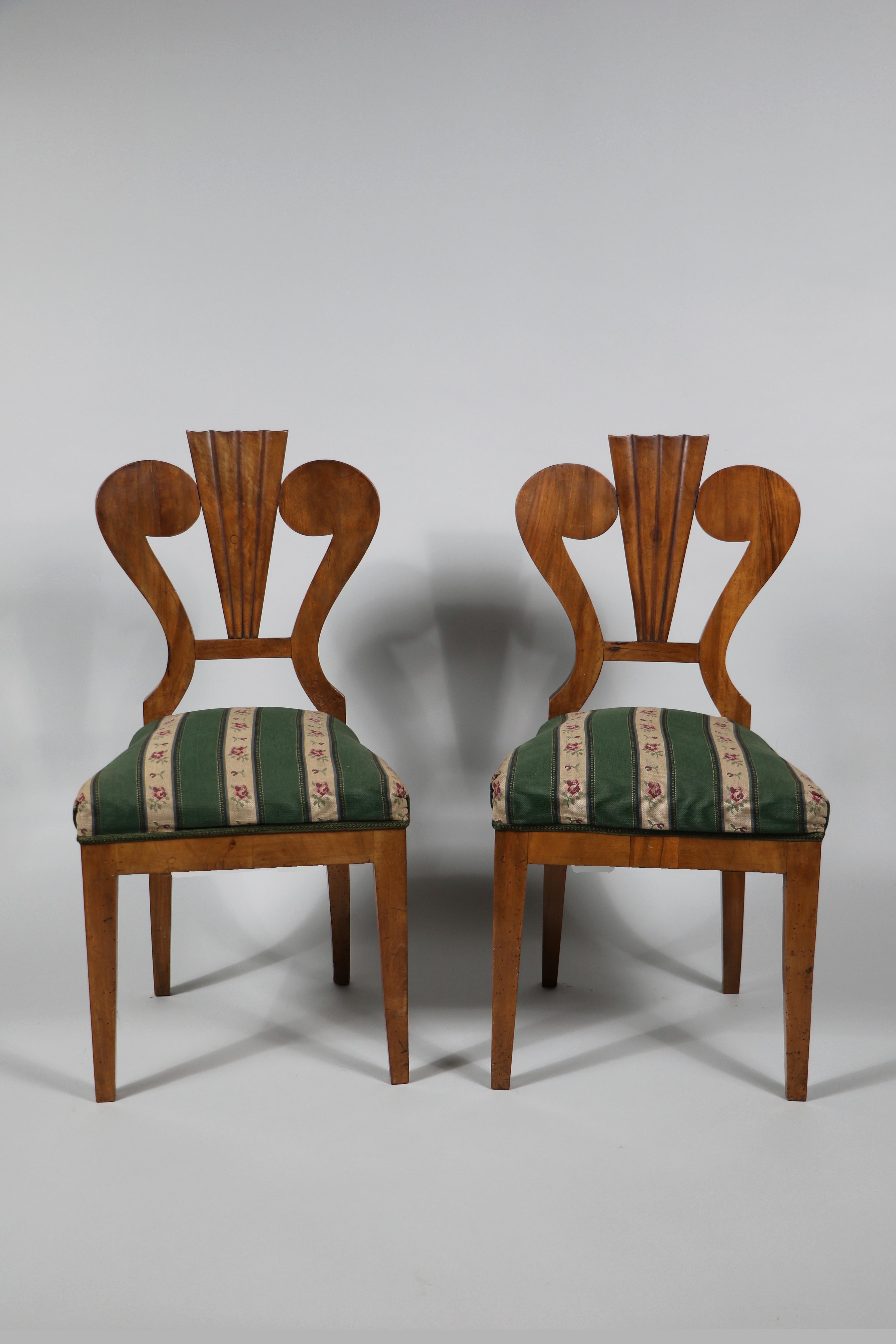 Austriaco Coppia di sedie in noce Biedermeier del XIX secolo. Vienna, 1825 circa. in vendita