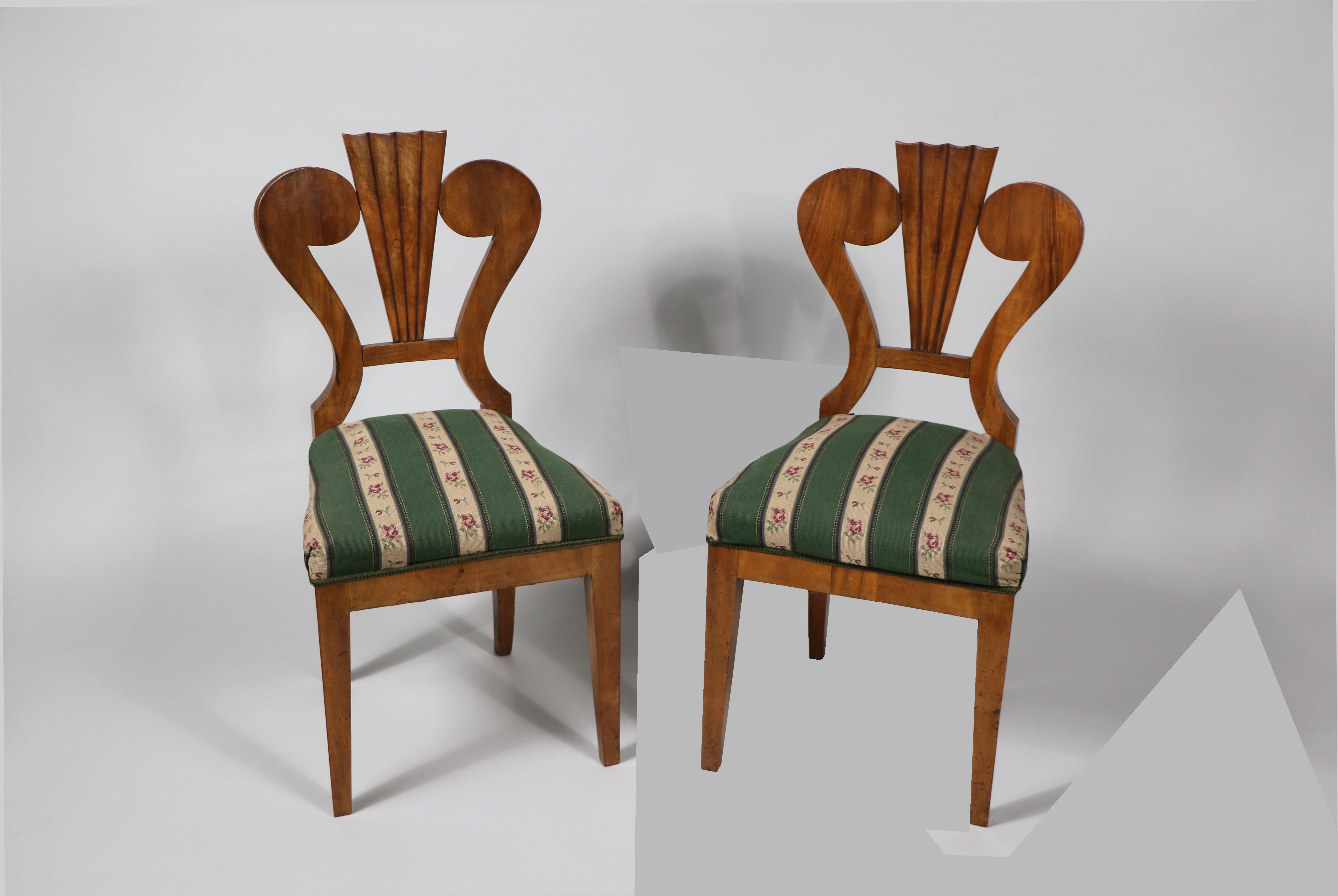 Tappezzeria Coppia di sedie in noce Biedermeier del XIX secolo. Vienna, 1825 circa. in vendita
