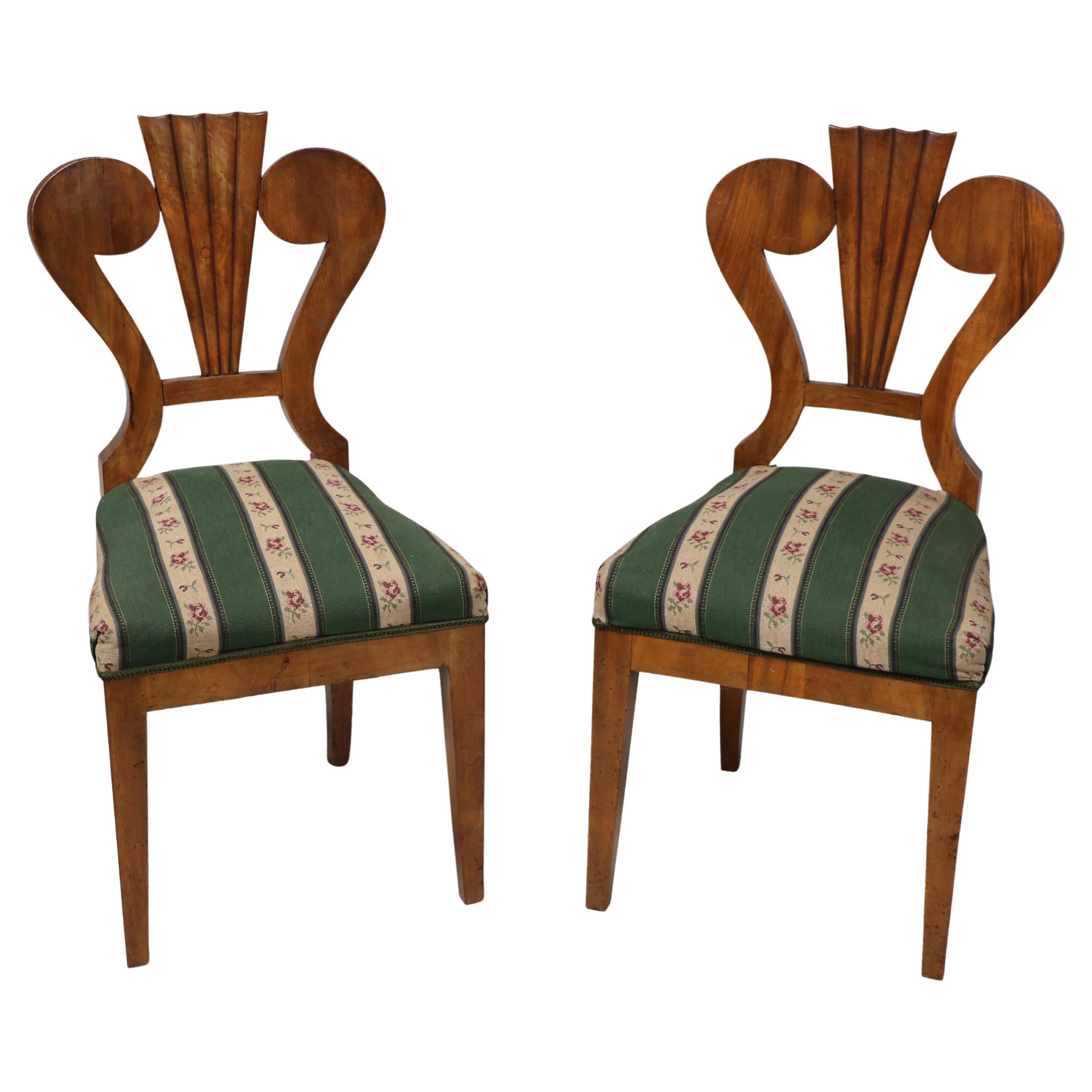 Coppia di sedie in noce Biedermeier del XIX secolo. Vienna, 1825 circa.