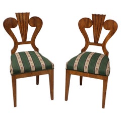 Coppia di sedie in noce Biedermeier del XIX secolo. Vienna, 1825 circa.