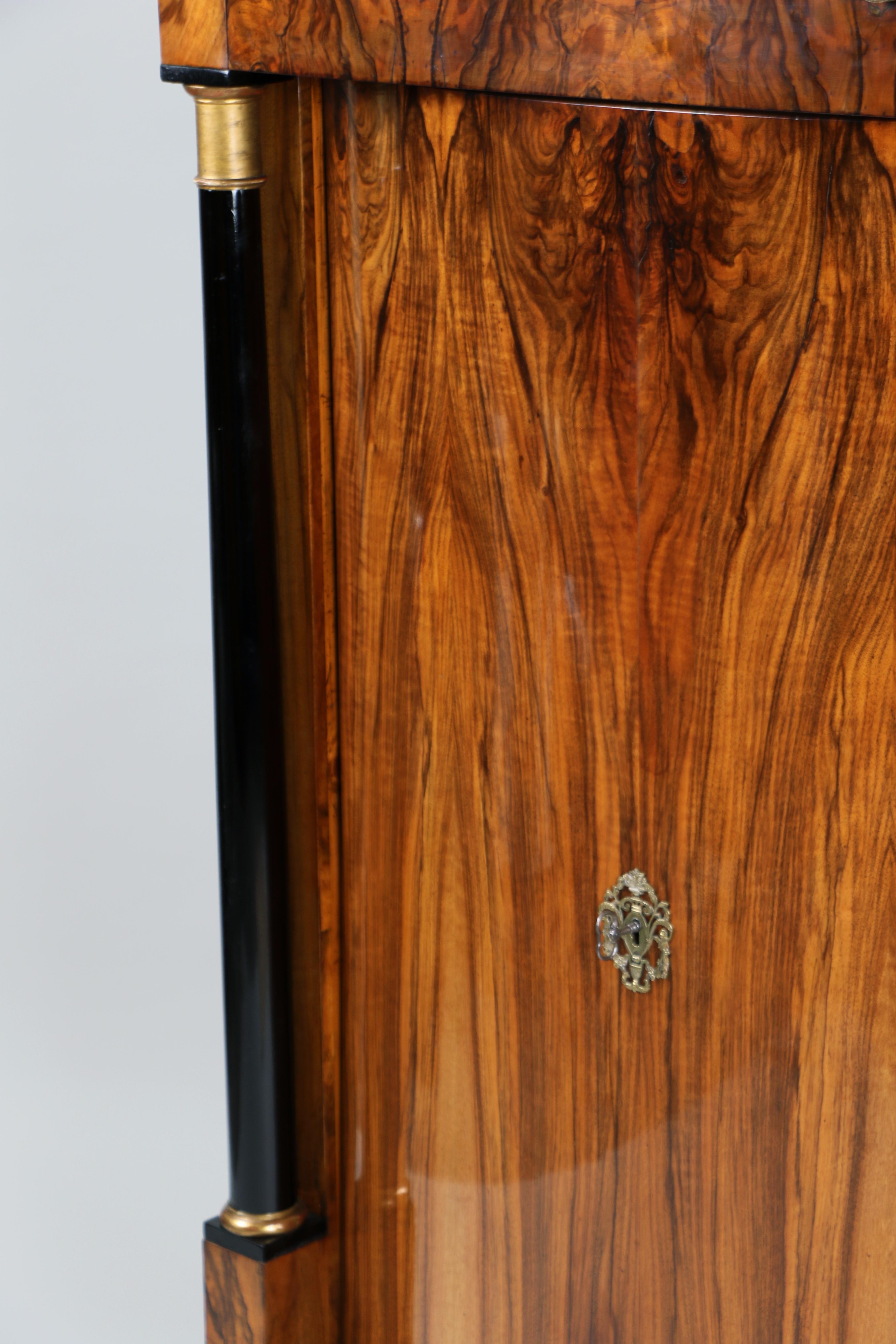 Bonjour,
Cette superbe paire de cabinets Biedermeier à trumeau a été fabriquée à Vienne vers 1825.

Le Biedermeier viennois se distingue par ses proportions sophistiquées, son design rare et raffiné et son excellent savoir-faire. Il continue d'avoir
