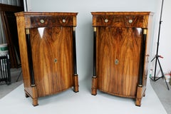 Feines Paar Biedermeier Trumeau-Schränke aus Nussbaumholz aus dem 19. Jahrhundert. Wiener Stadt, um 1825.