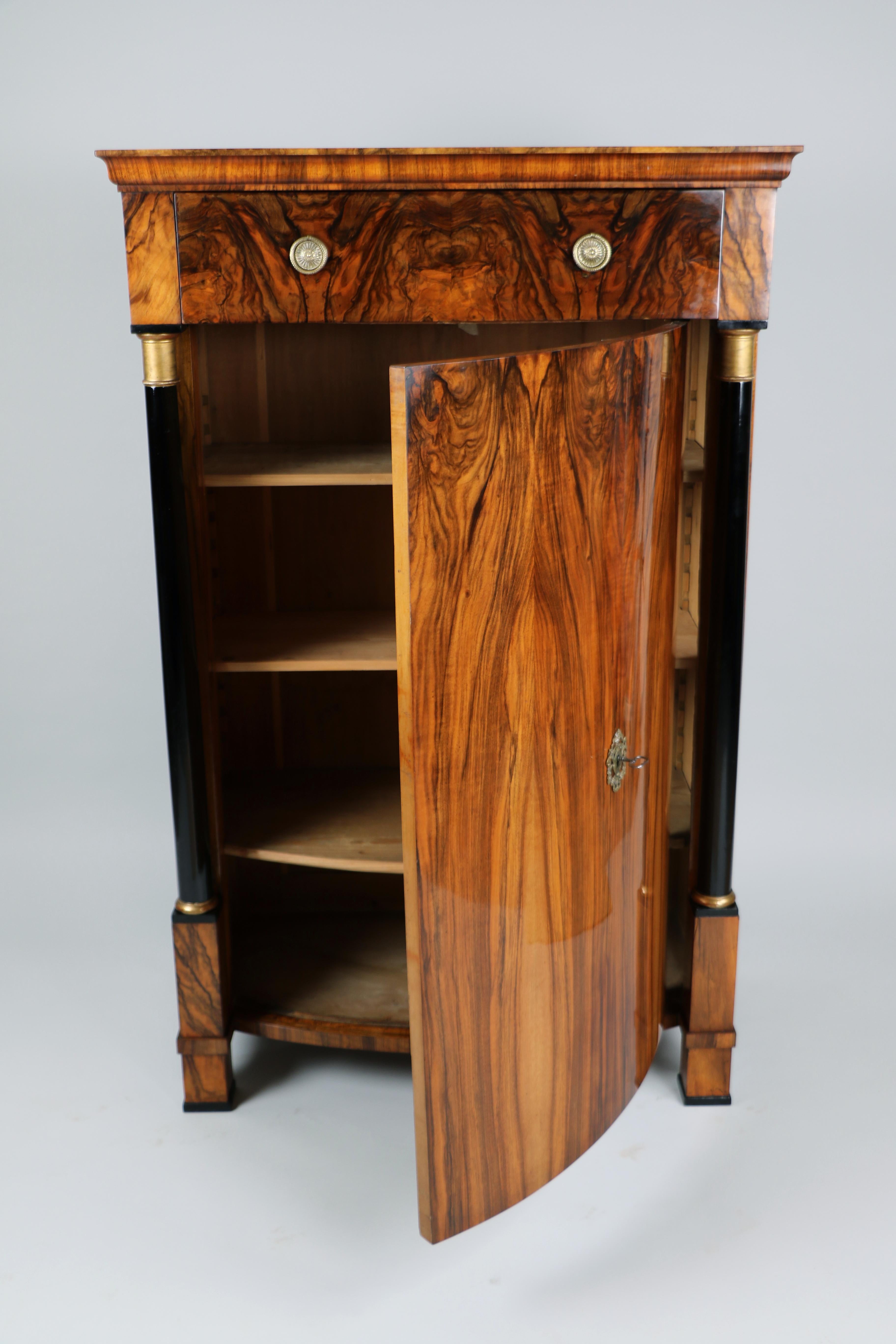 Paire d'armoires Trumeau Biedermeier du 19ème siècle Vienne, vers 1825. Bon état - En vente à Vienna, AT