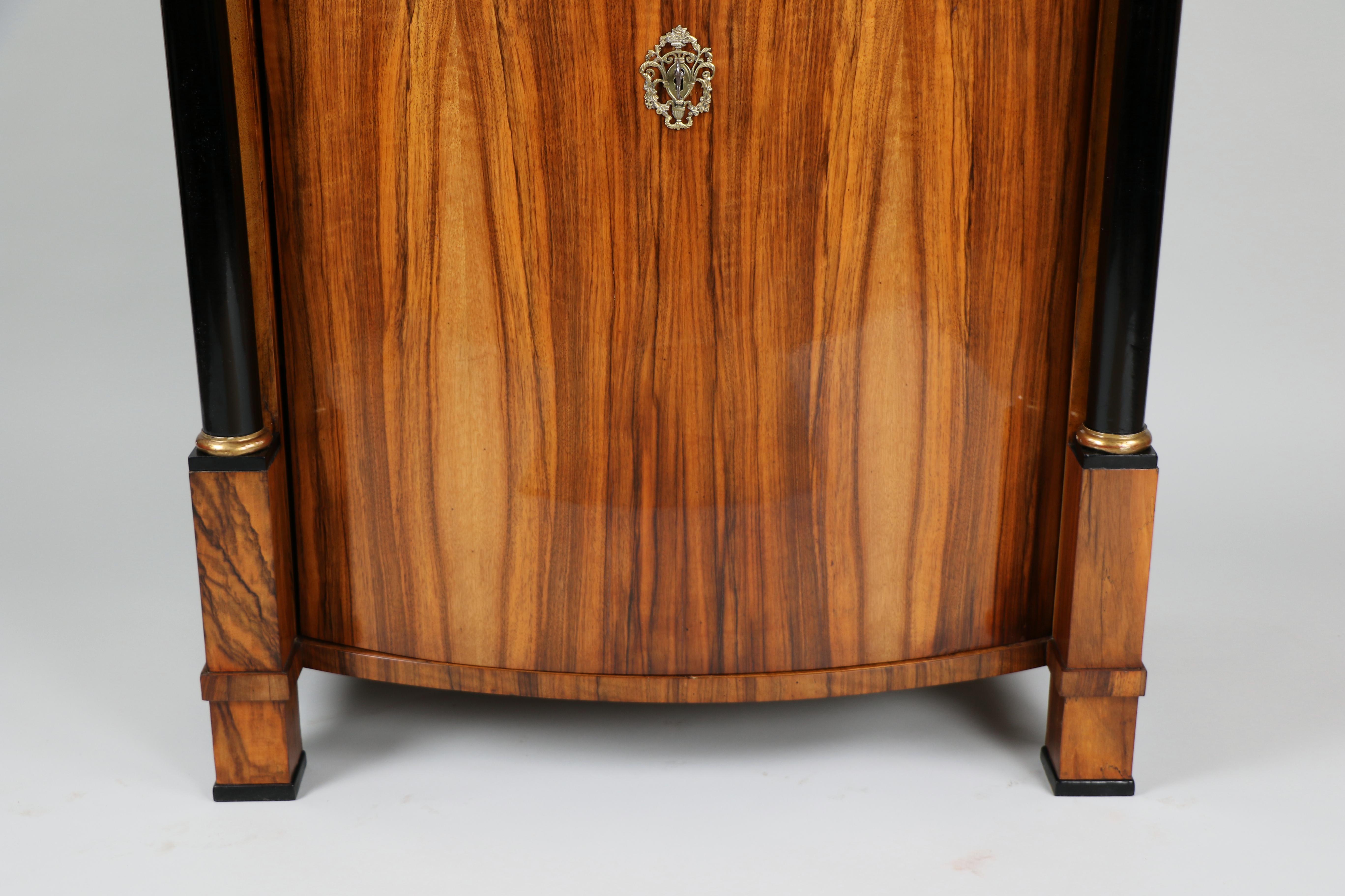 XIXe siècle Paire d'armoires Trumeau Biedermeier du 19ème siècle Vienne, vers 1825. en vente