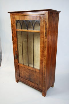 19. Jahrhundert Feines Paar Biedermeier Vitrinenschränke aus Nussbaumholz. Wiener Stadt, um 1825.