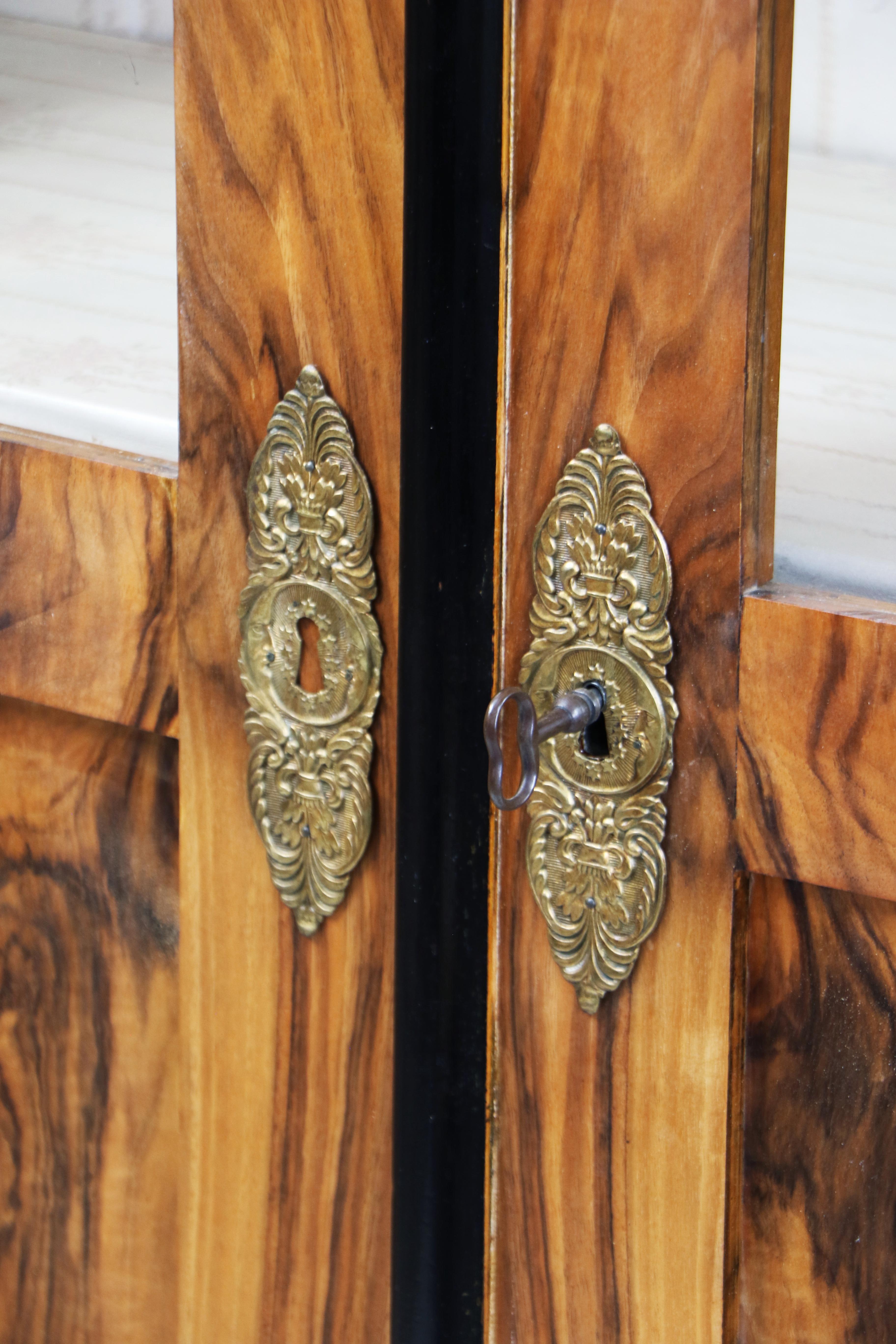 Austrian 19th Century Fine Pair of Biedermeier Walnut Vitrines Cabinets. Vienna, c. 1825. For Sale