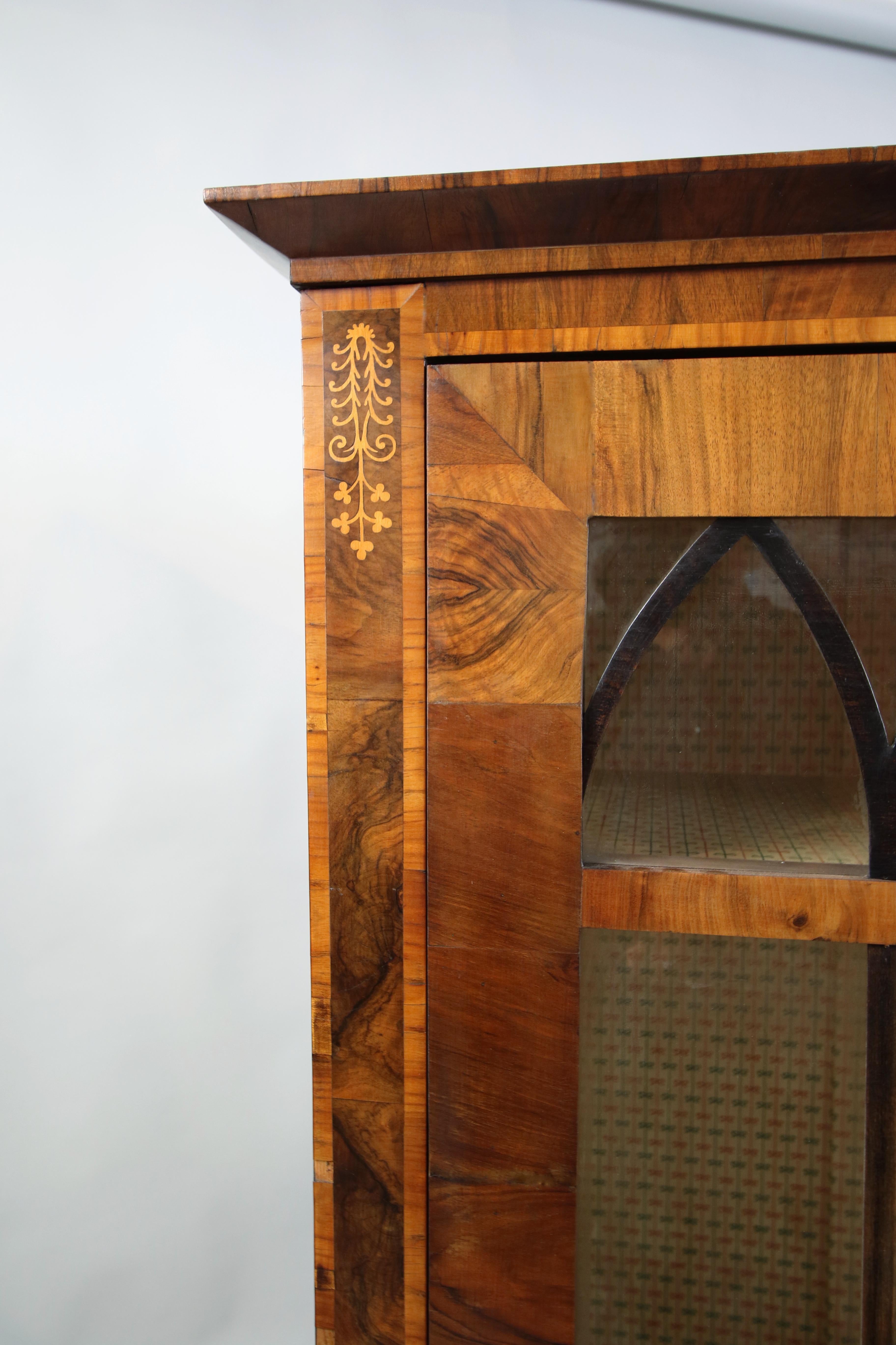 Autrichien 19ème siècle Paire de Vitrines Biedermeier en noyer. Vienne, vers 1825. en vente