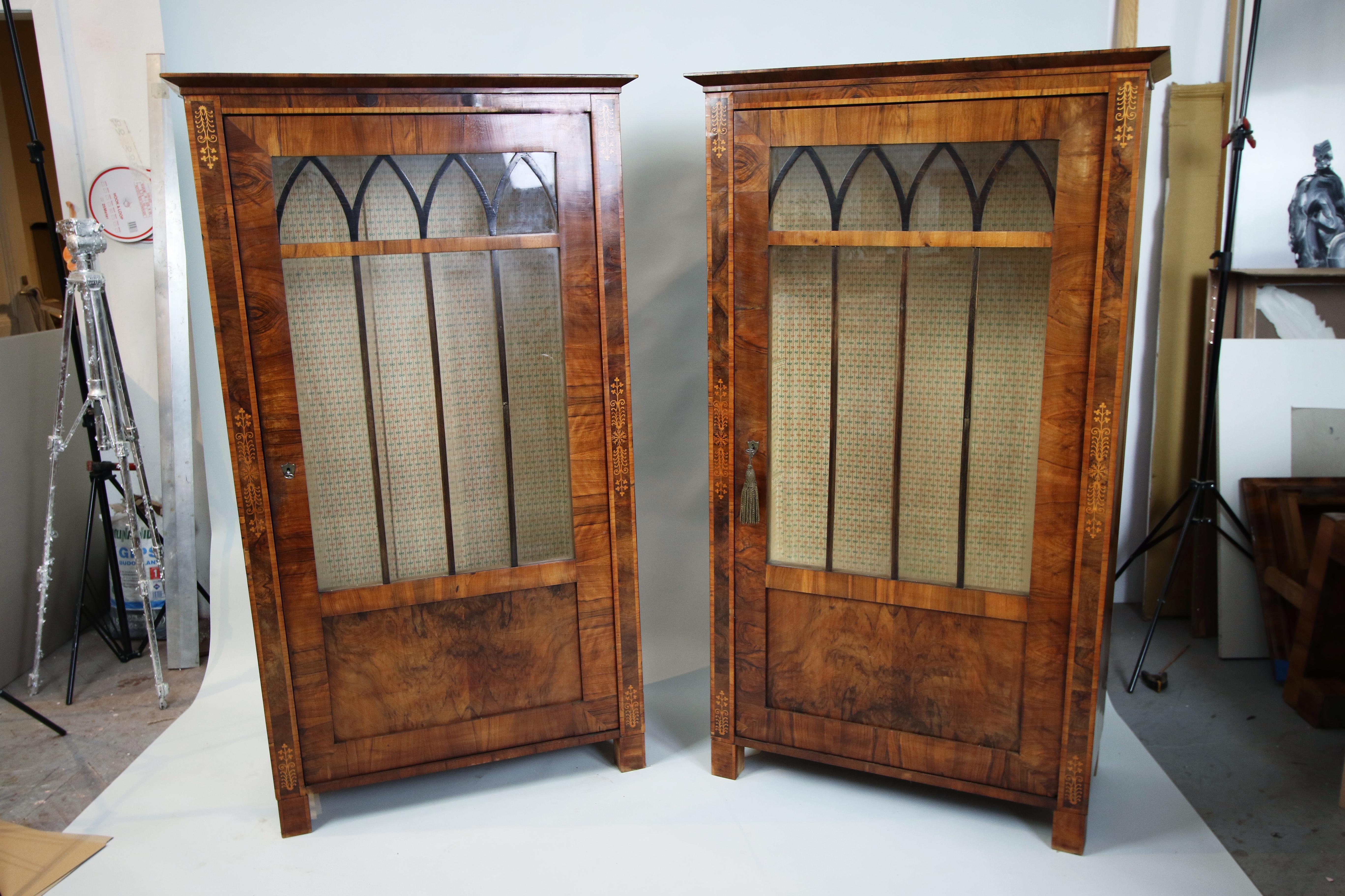 Incrusté 19ème siècle Paire de Vitrines Biedermeier en noyer. Vienne, vers 1825. en vente
