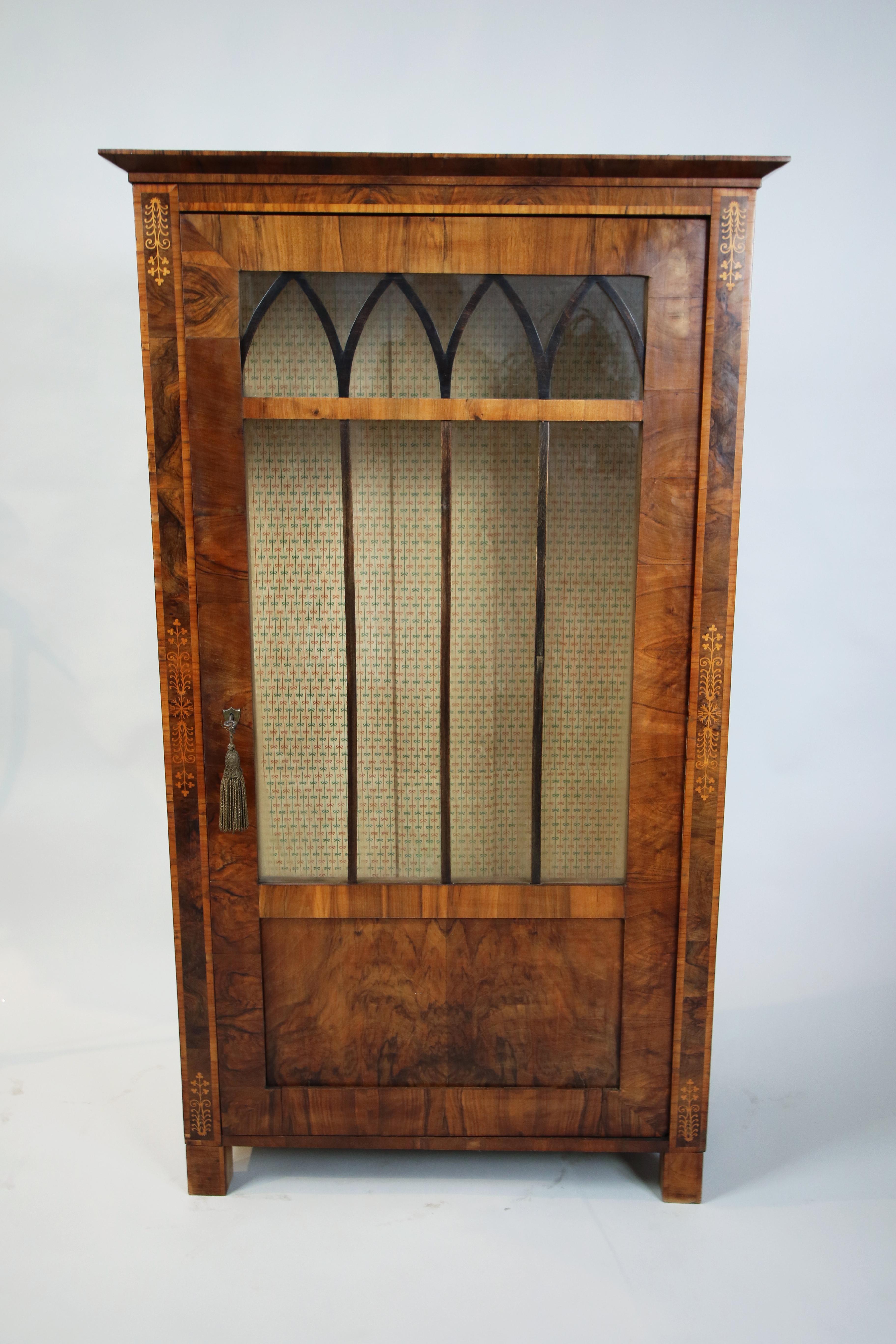 19ème siècle Paire de Vitrines Biedermeier en noyer. Vienne, vers 1825. Bon état - En vente à Vienna, AT