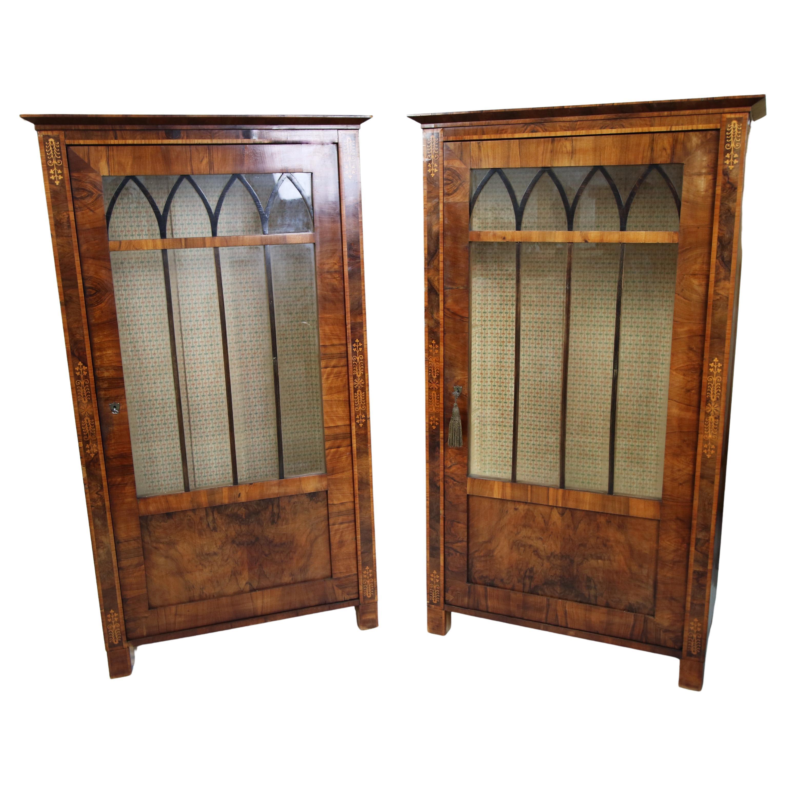 19ème siècle Paire de Vitrines Biedermeier en noyer. Vienne, vers 1825. en vente