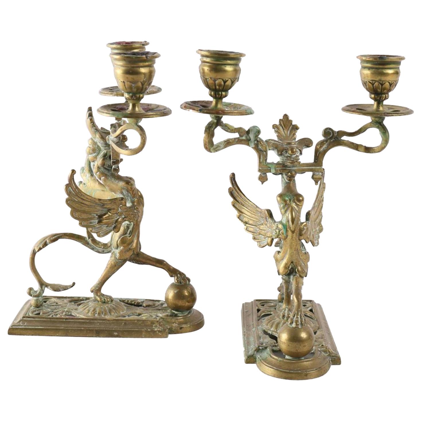 Feines Paar Kerzenständer mit zwei Armen und Chimären mit Flügeln aus dem 19. Jahrhundert
