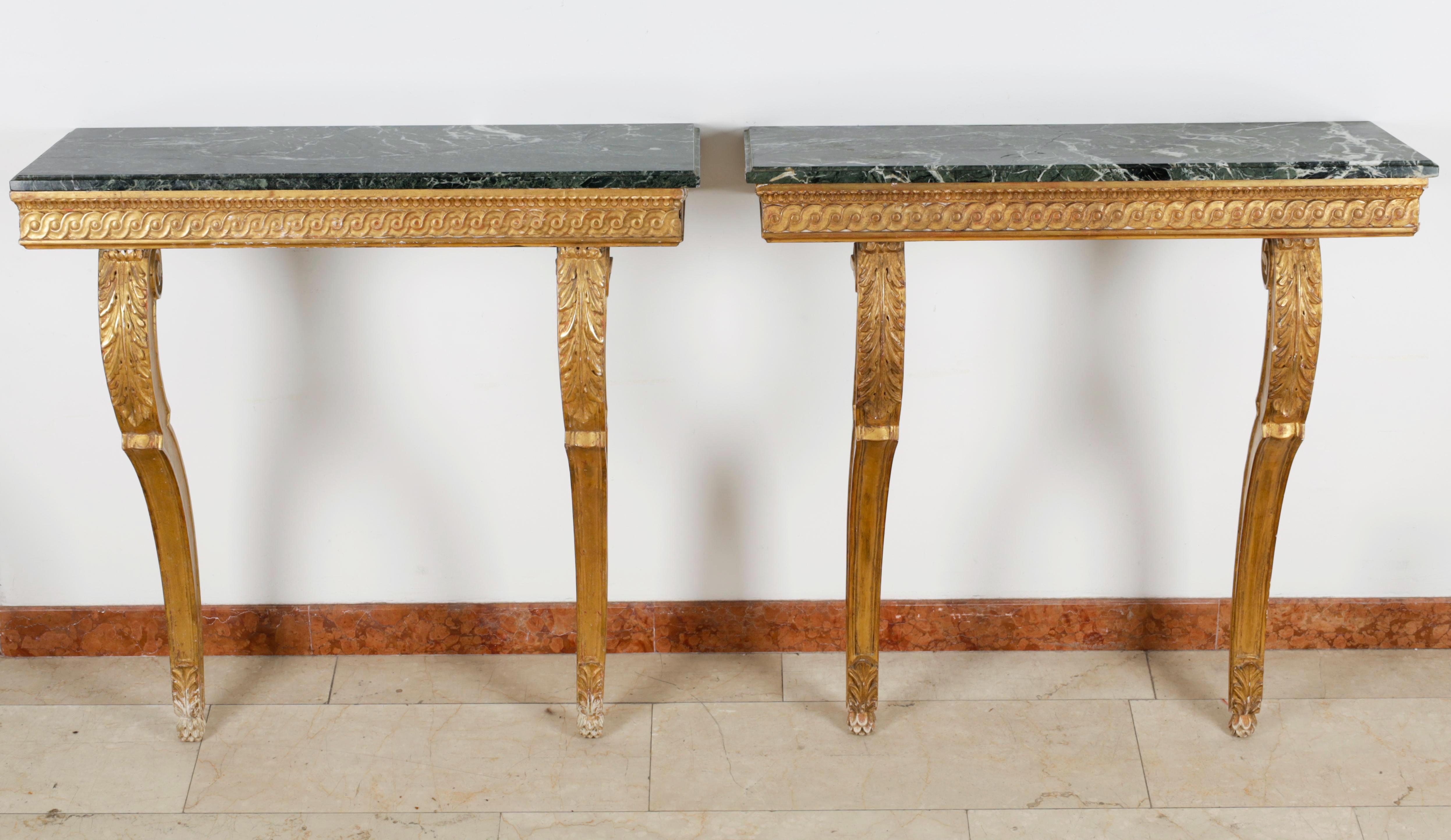 Bonjour,
Nous avons le plaisir de vous proposer cette élégante paire de meubles Louis XVI du milieu du 19ème siècle.  avec des consoles murales en marbre de Sienne. Les pièces reposent sur des pieds joliment formés et magnifiquement décorés de