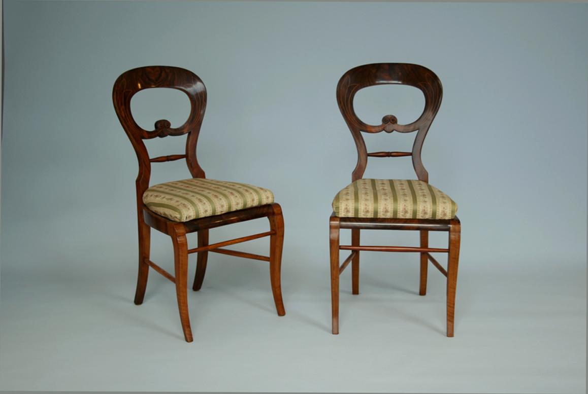 Bonjour,
Ces chaises viennoises Biedermeier en noyer ont été fabriquées vers 1825.

Le Biedermeier viennois se distingue par ses proportions sophistiquées, son design rare et raffiné et son excellent savoir-faire. Il continue d'avoir une grande
