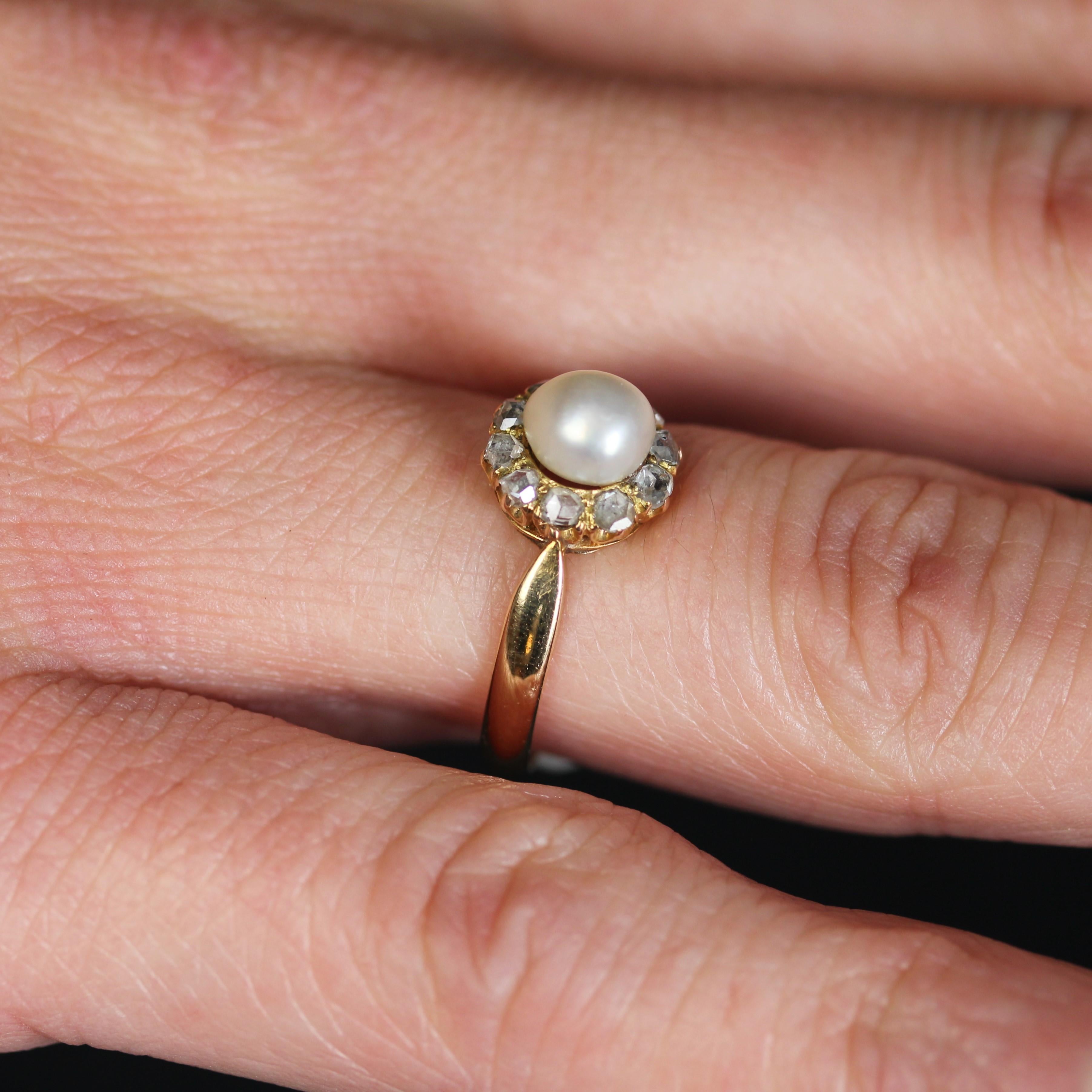 Bague marguerite en or jaune 18 carats, perles fines et diamants du 19e siècle en vente 5