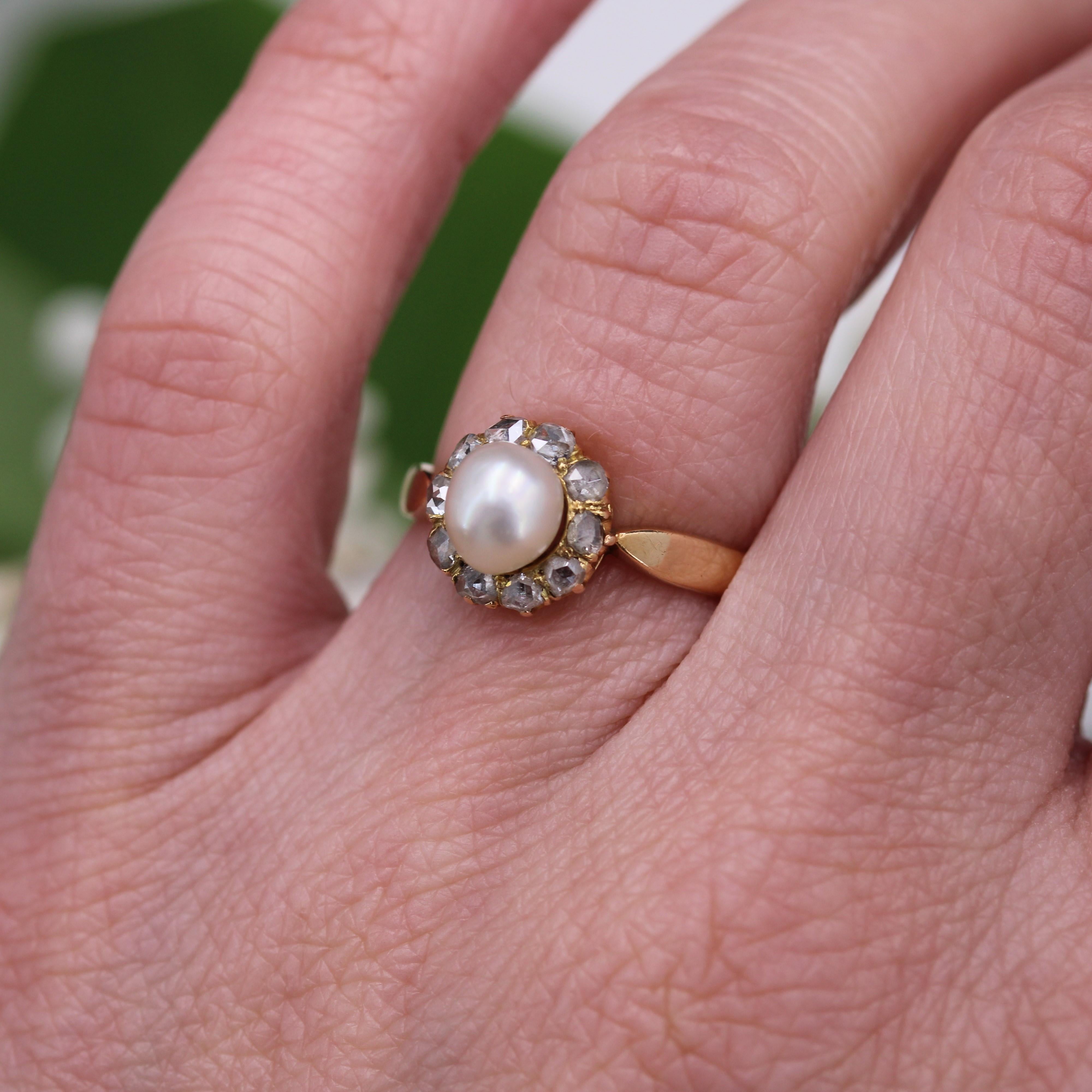 Anello a margherita in oro giallo 18 carati con perle fini del XIX secolo in vendita 7