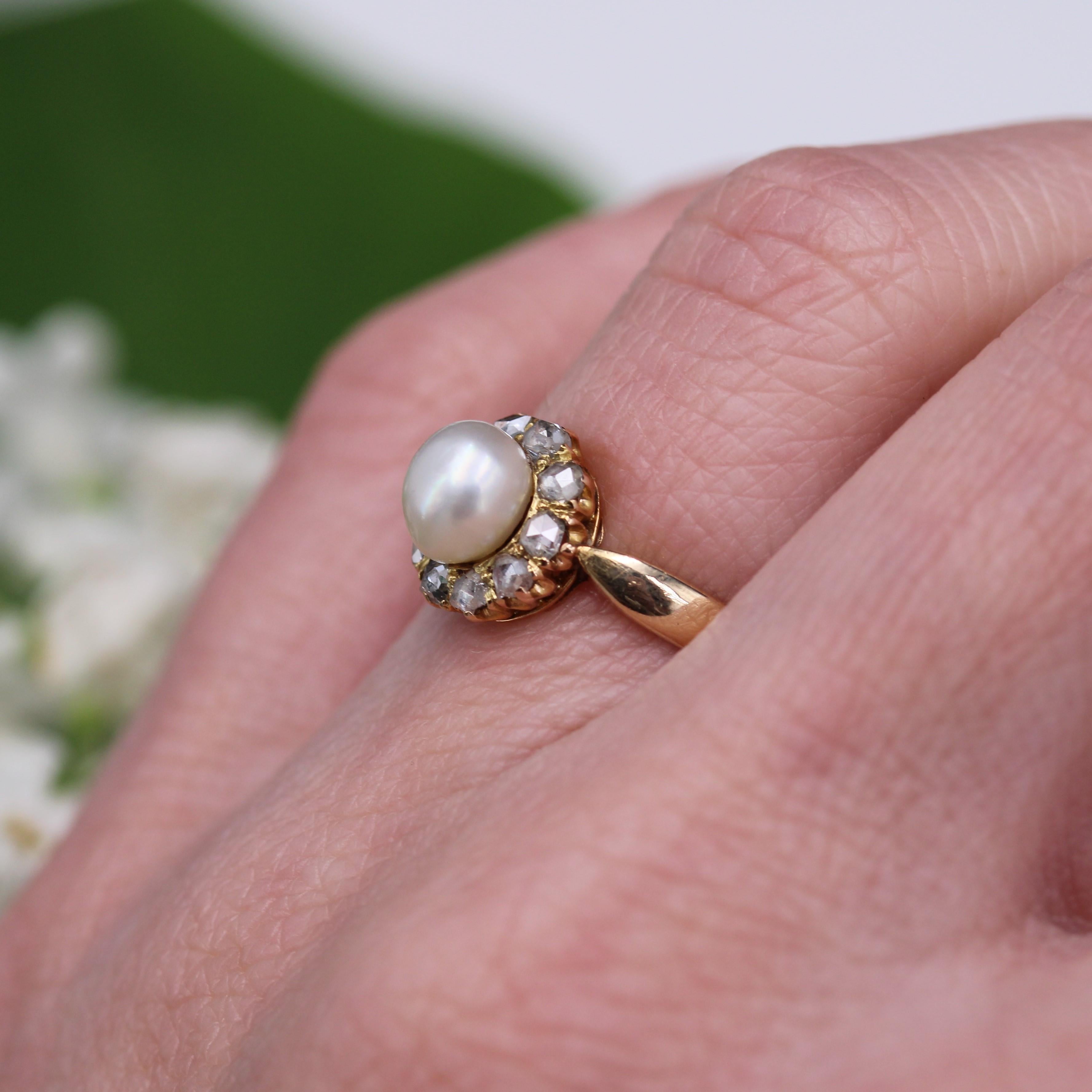 Bague marguerite en or jaune 18 carats, perles fines et diamants du 19e siècle en vente 8