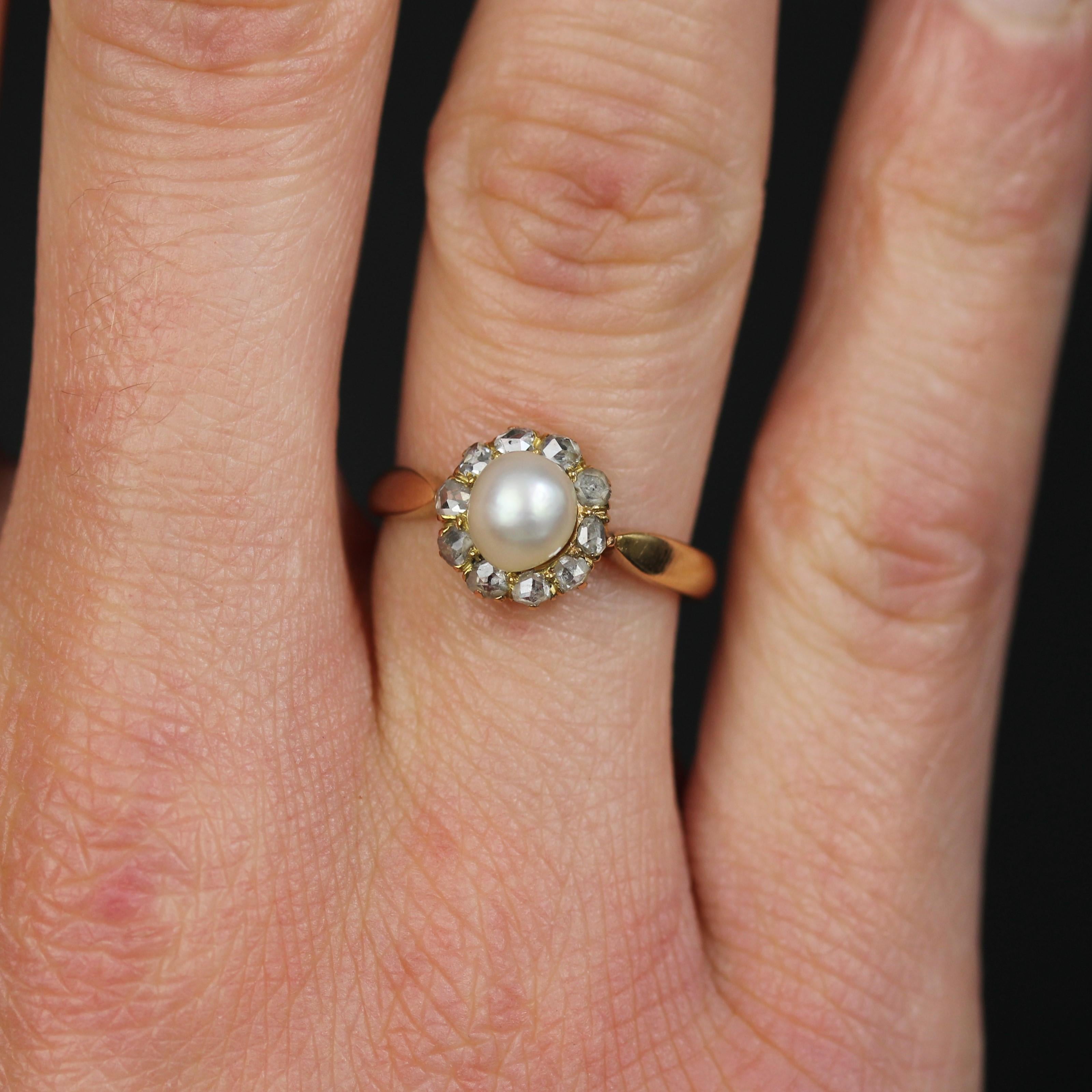 Bague marguerite en or jaune 18 carats, perles fines et diamants du 19e siècle en vente 1