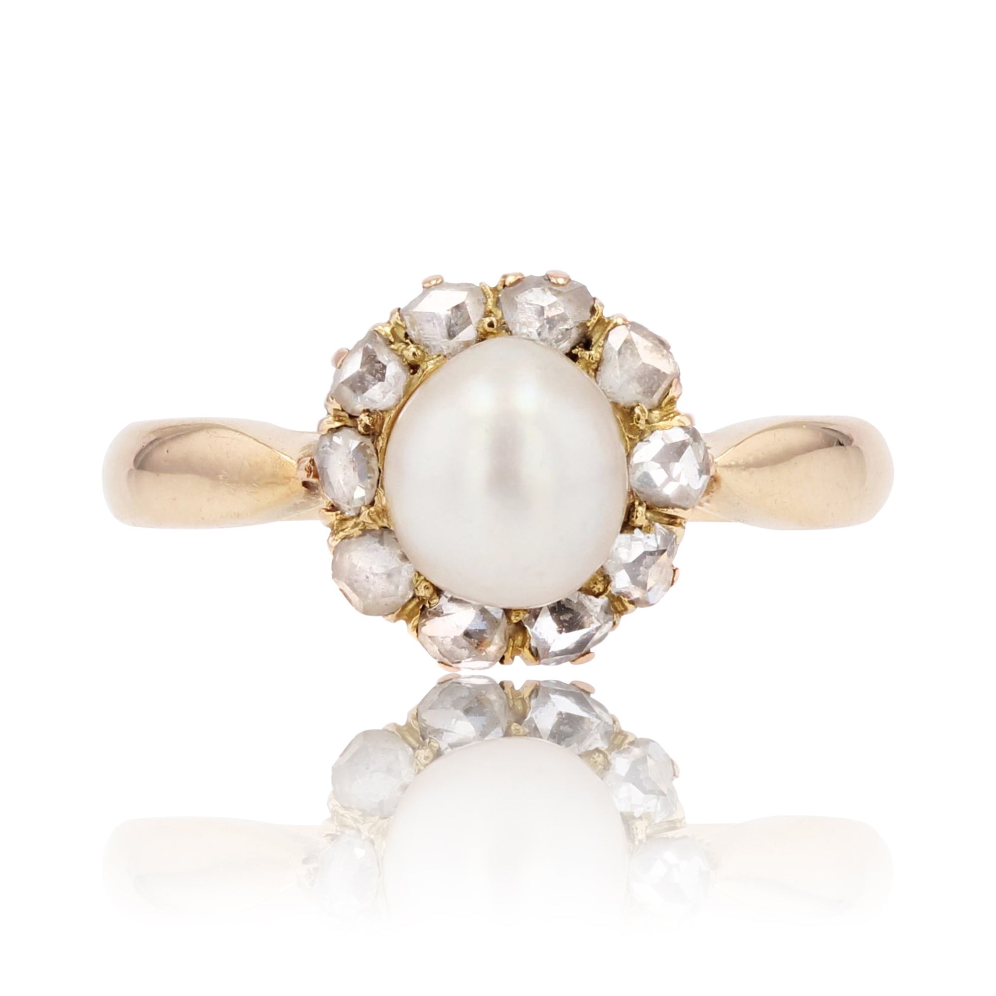 Bague marguerite en or jaune 18 carats, perles fines et diamants du 19e siècle en vente