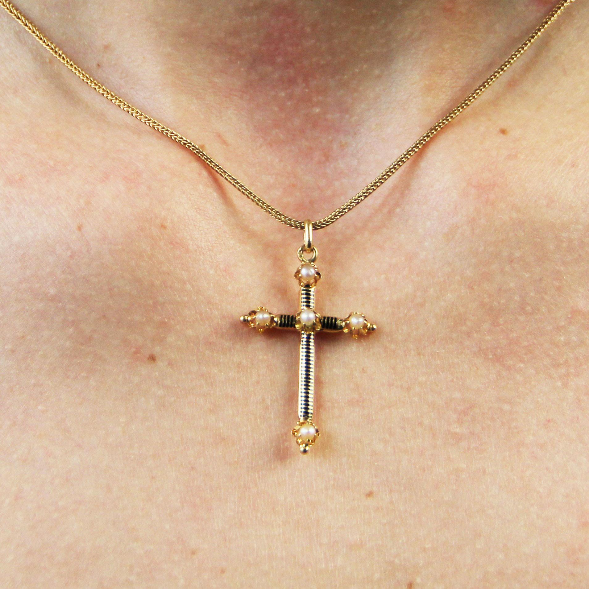 19th Century Fine Pearl Enamel 18 Karat Yellow Gold Chain Cross Pendant For Sale 4