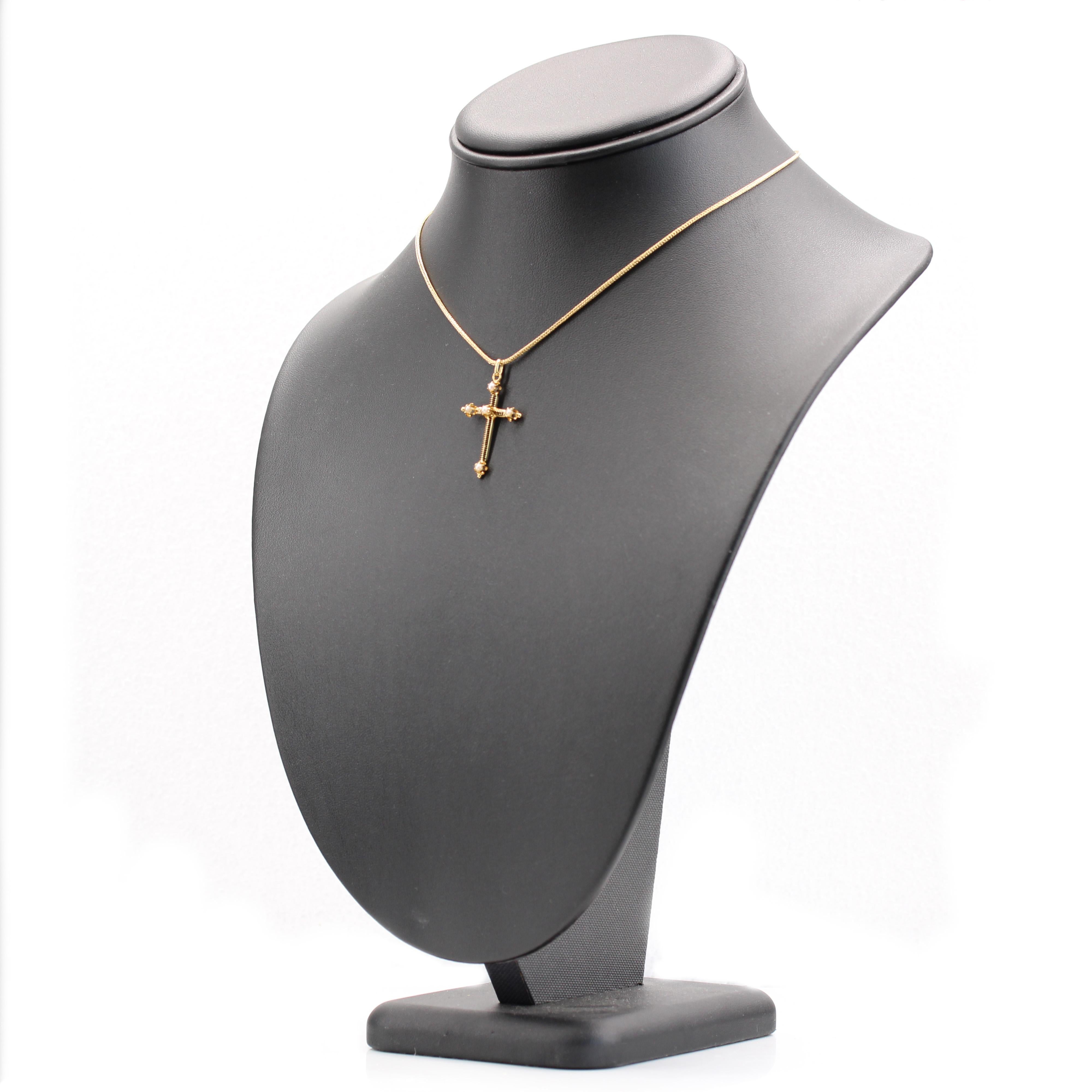 Pendentif croix en or jaune 18 carats avec perles et émail du 19e siècle Pour femmes en vente