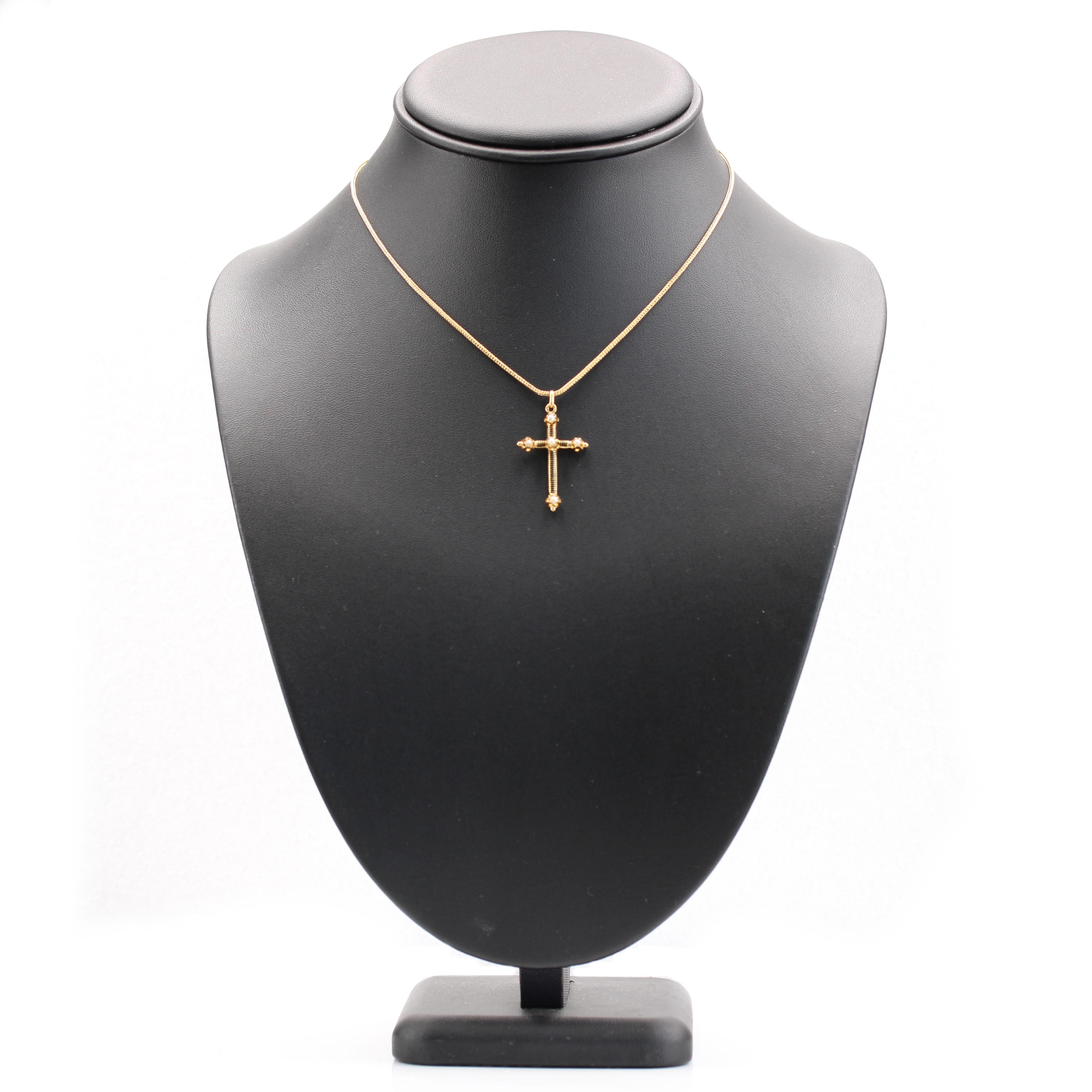 Pendentif croix en or jaune 18 carats avec perles et émail du 19e siècle en vente 1