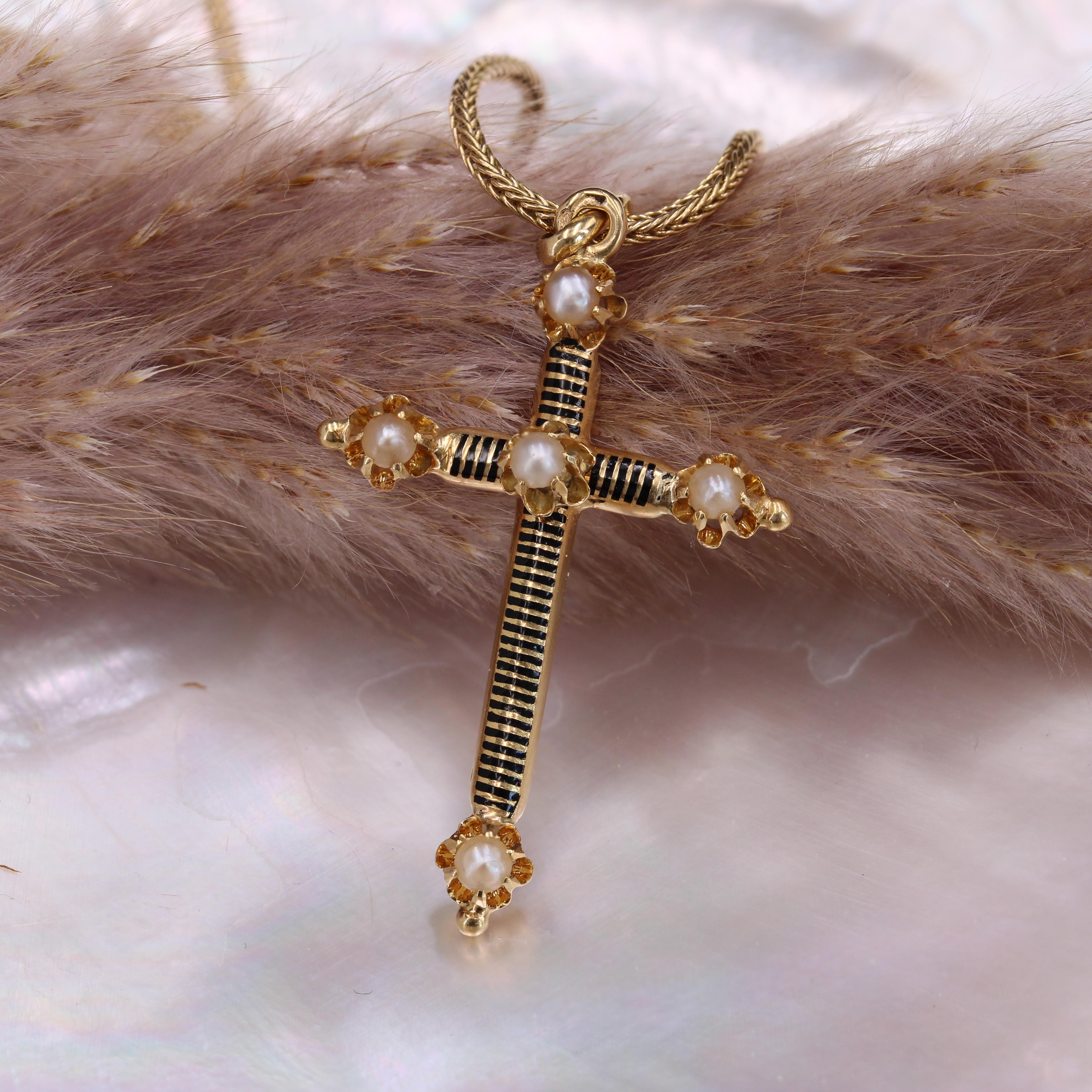 19th Century Fine Pearl Enamel 18 Karat Yellow Gold Chain Cross Pendant For Sale 2