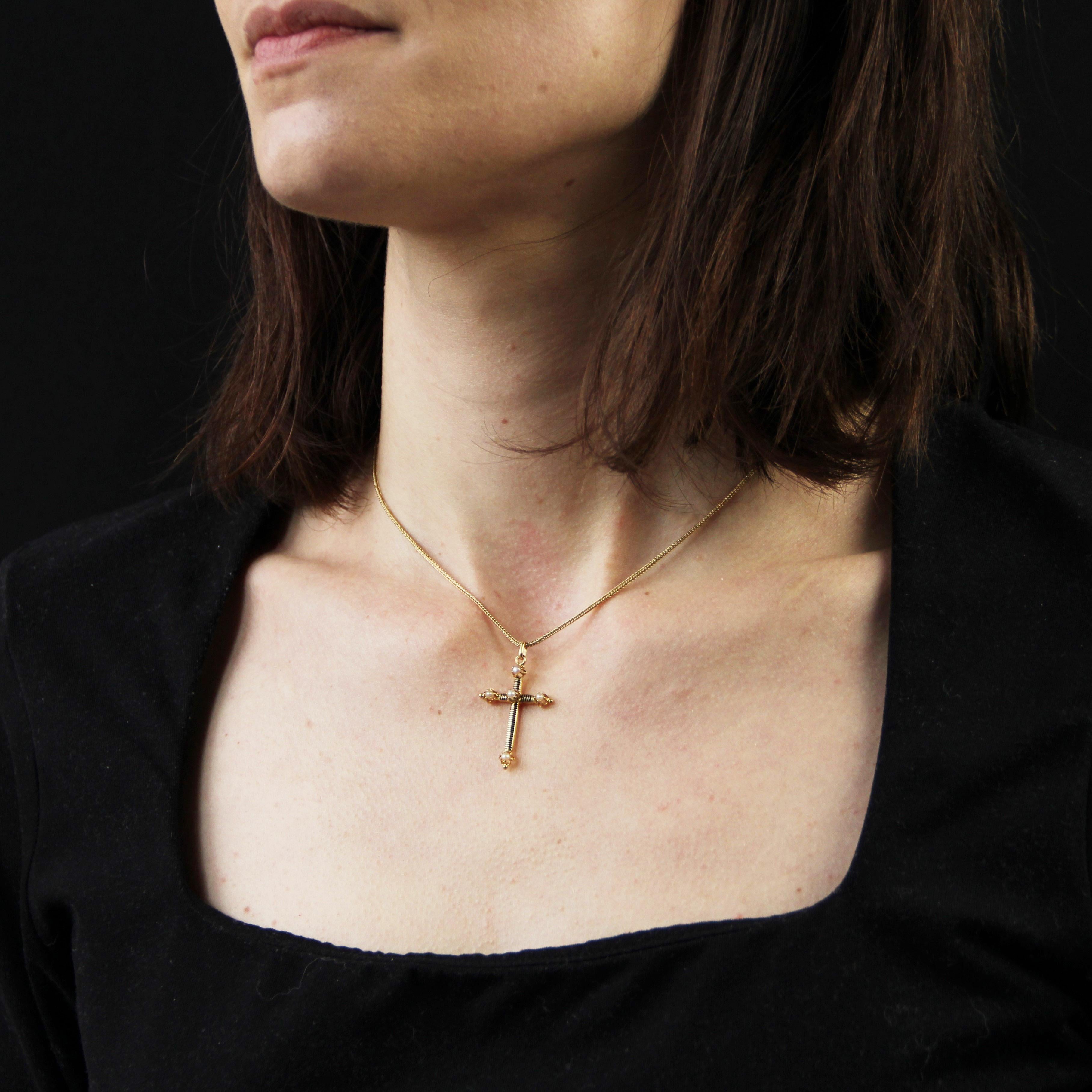Pendentif croix en or jaune 18 carats avec perles et émail du 19e siècle en vente 3