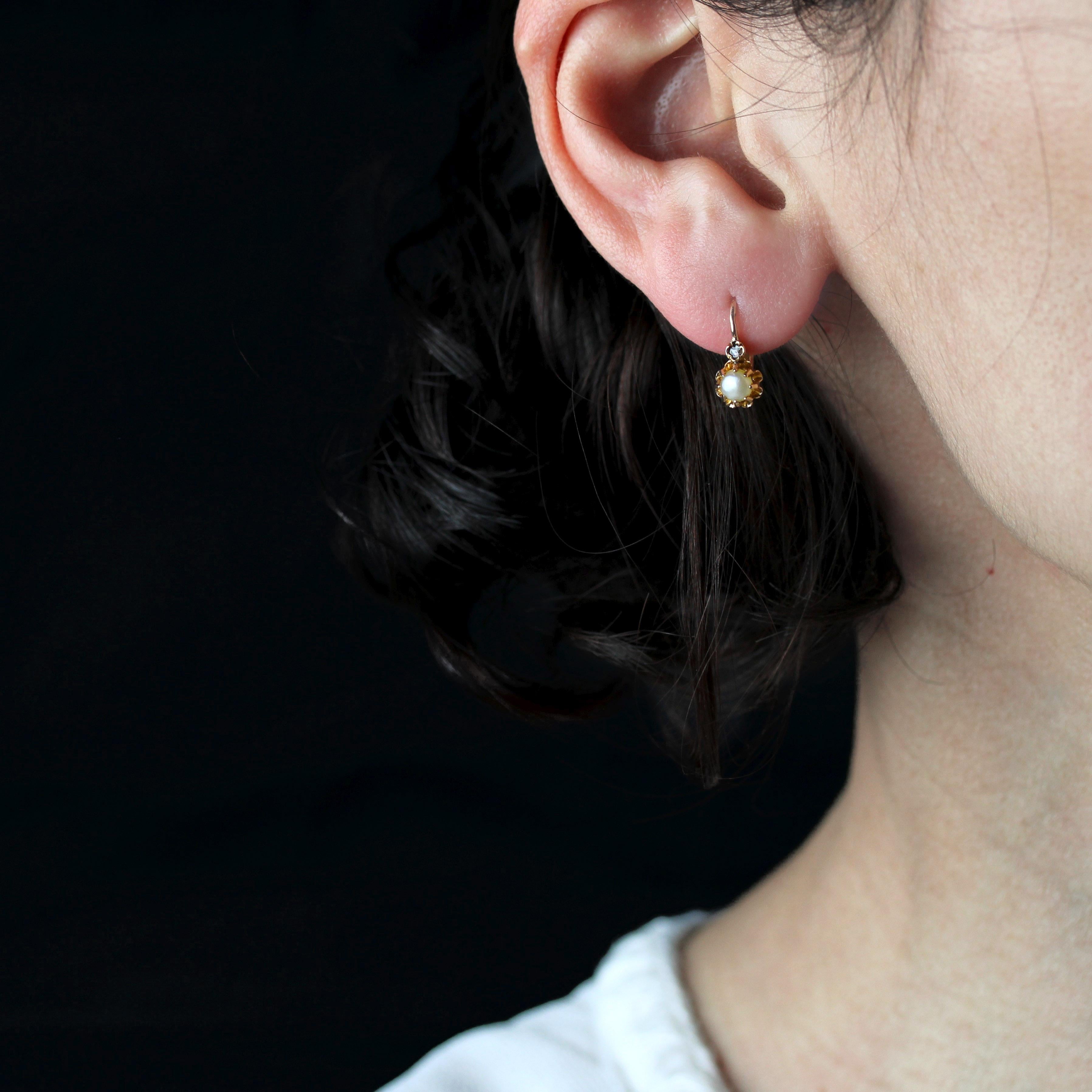For pierced ears.
Earring in 18 karat rose gold, eagle head hallmark.
Small rose gold lever-back earrings with a supposedly fine pearl topped by a rose-cut diamond. The clasp is threaded through the front.
Height : 13.7 mm approximately, width : 5.5