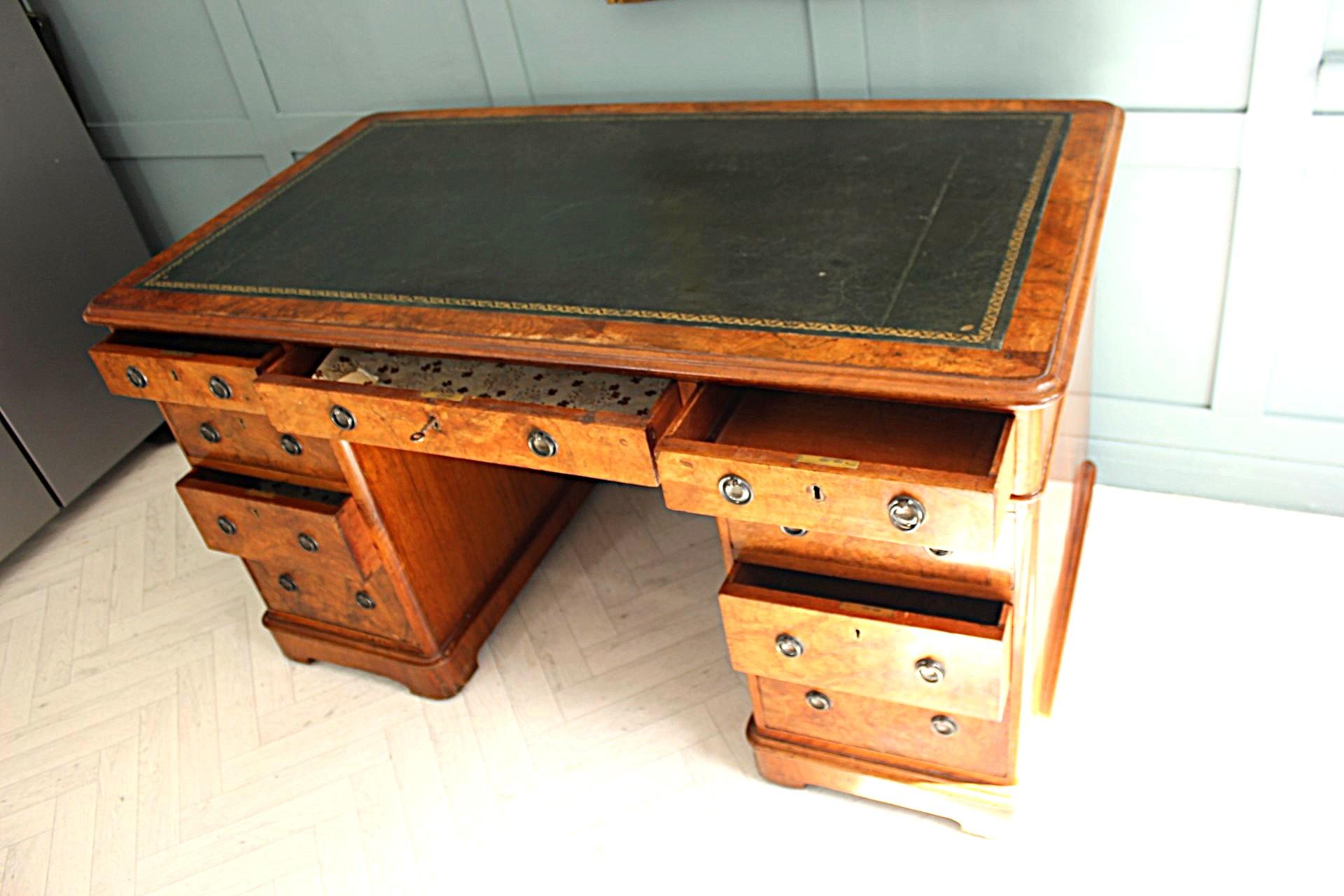 Late 19th Century 19th Century Fine Quality Burr Walnut desk For Sale