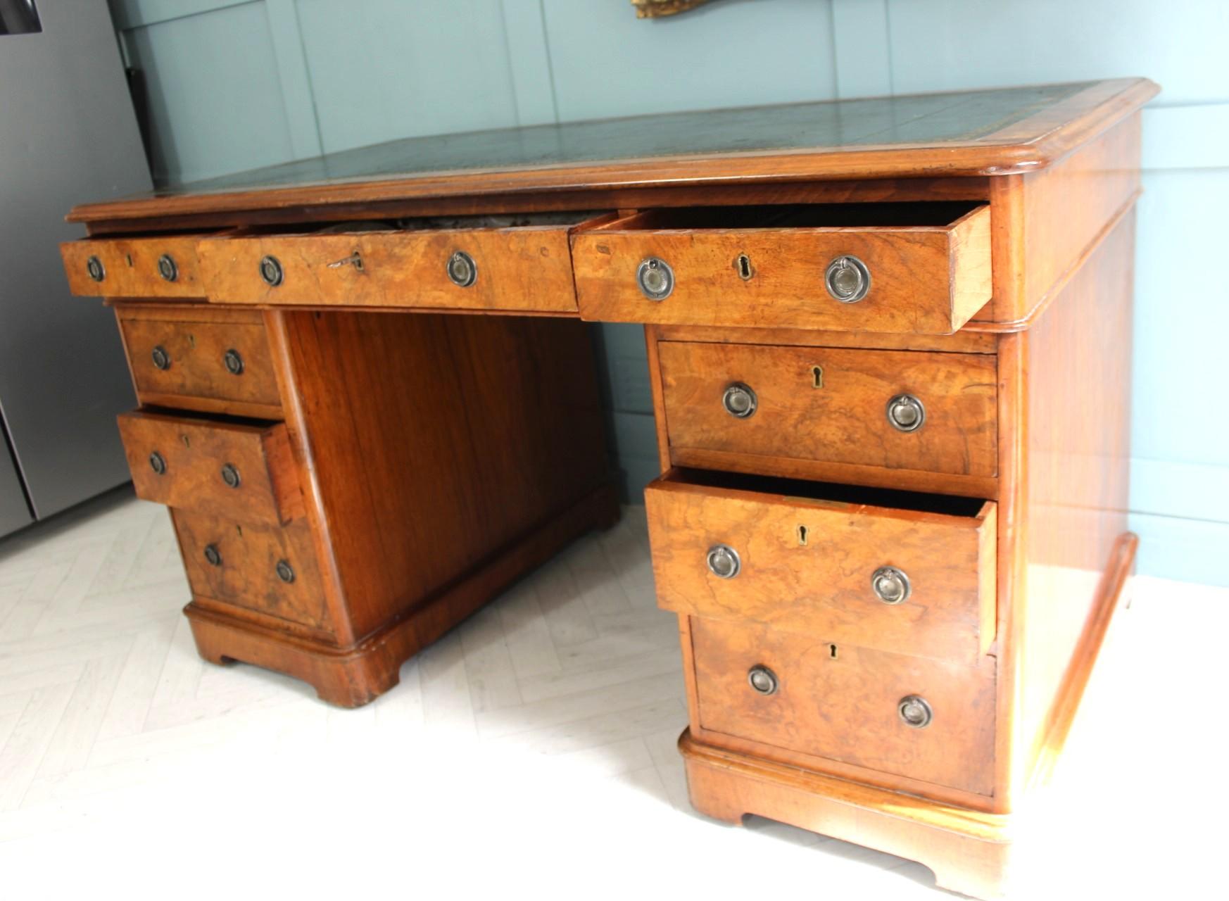 Leather 19th Century Fine Quality Burr Walnut desk For Sale