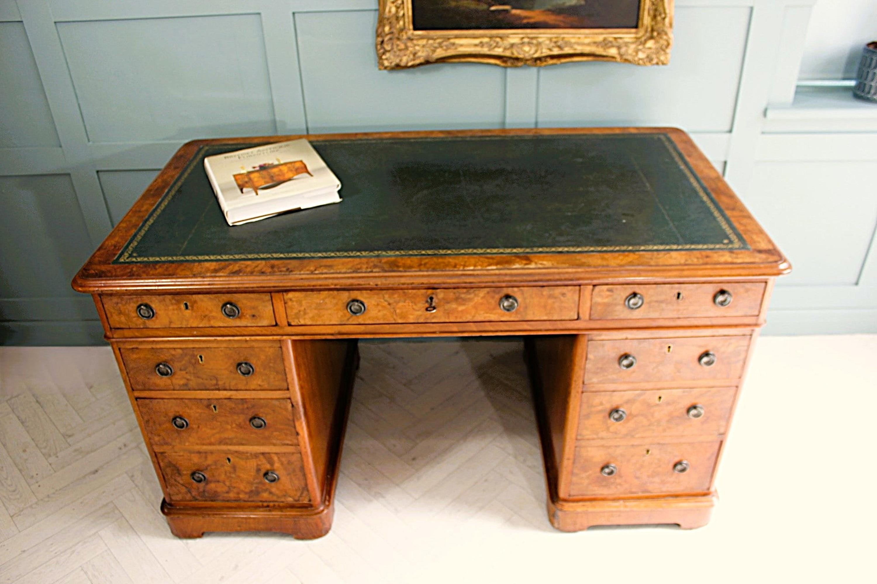 19th Century Fine Quality Burr Walnut desk For Sale 1