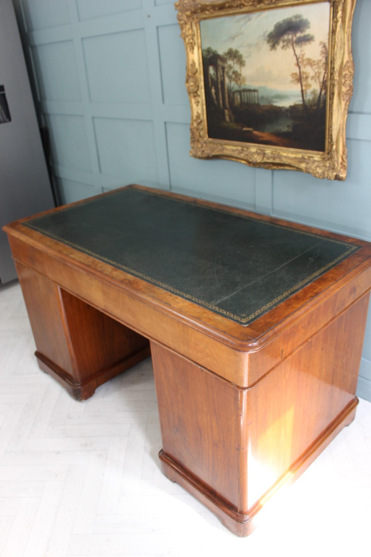 19th Century Fine Quality Burr Walnut desk For Sale 2