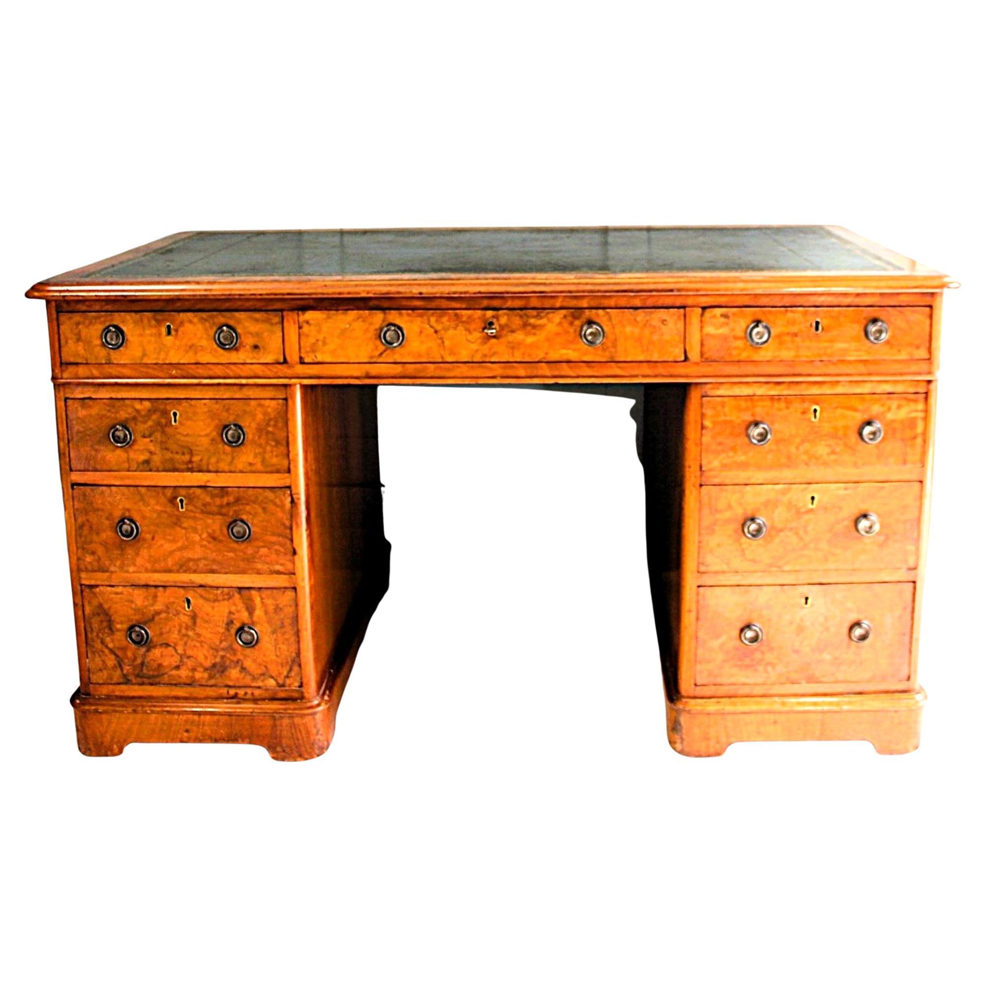 Bureau en ronce de noyer du XIXe siècle