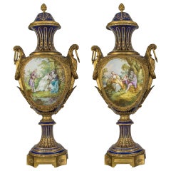 Paire de vases en porcelaine de Sèvres du XIXe siècle, de belle qualité