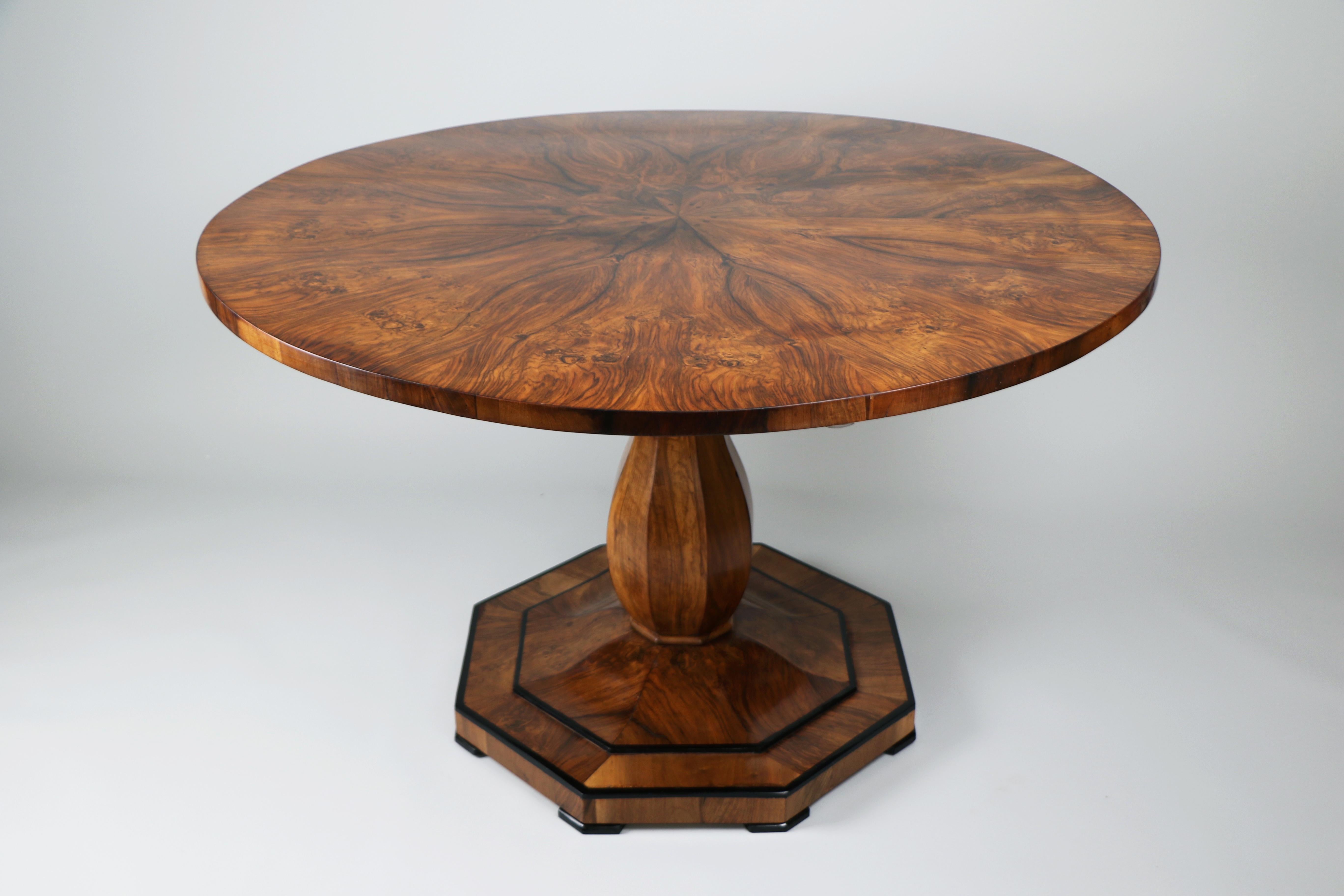 Hello,
This fine Biedermeier walnut table was made in Vienna circa 1825.

Viennese Biedermeier pieces are distinguished by their sophisticated proportions, rare and refined design, excellent craftsmanship and continue to have a great influence on