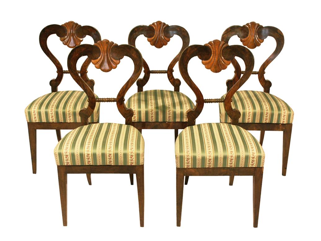 Bonjour,
Ce bel ensemble de cinq chaises viennoises Biedermeier en noyer datant d'environ 1825 est le meilleur exemple d'un Biedermeier viennois précoce qui reflète un design innovant et une qualité d'exécution exceptionnelle.

Le Biedermeier