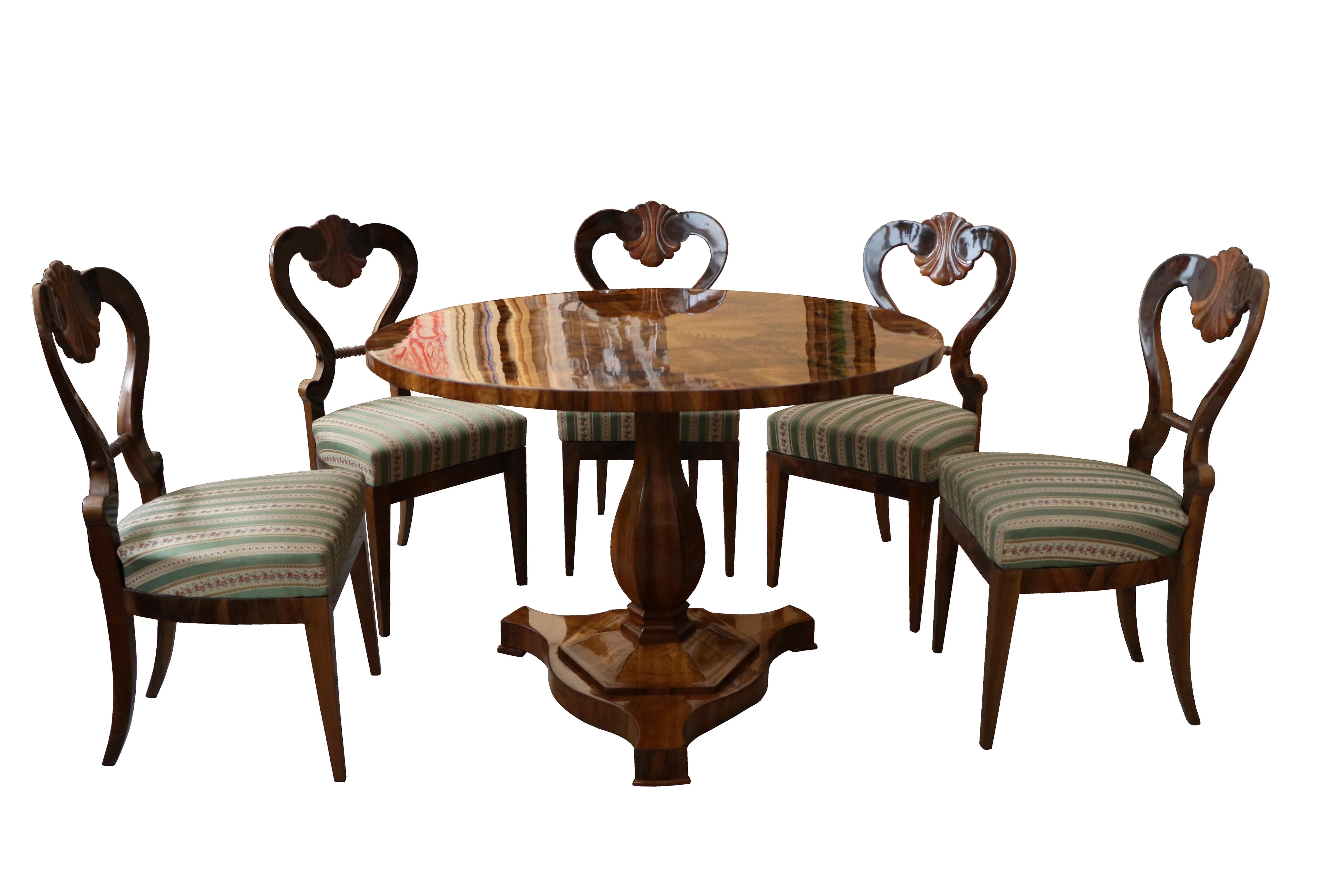 Tissu d'ameublement 19ème siècle - Bel ensemble de cinq chaises Biedermeier. Vienne, vers 1825. en vente