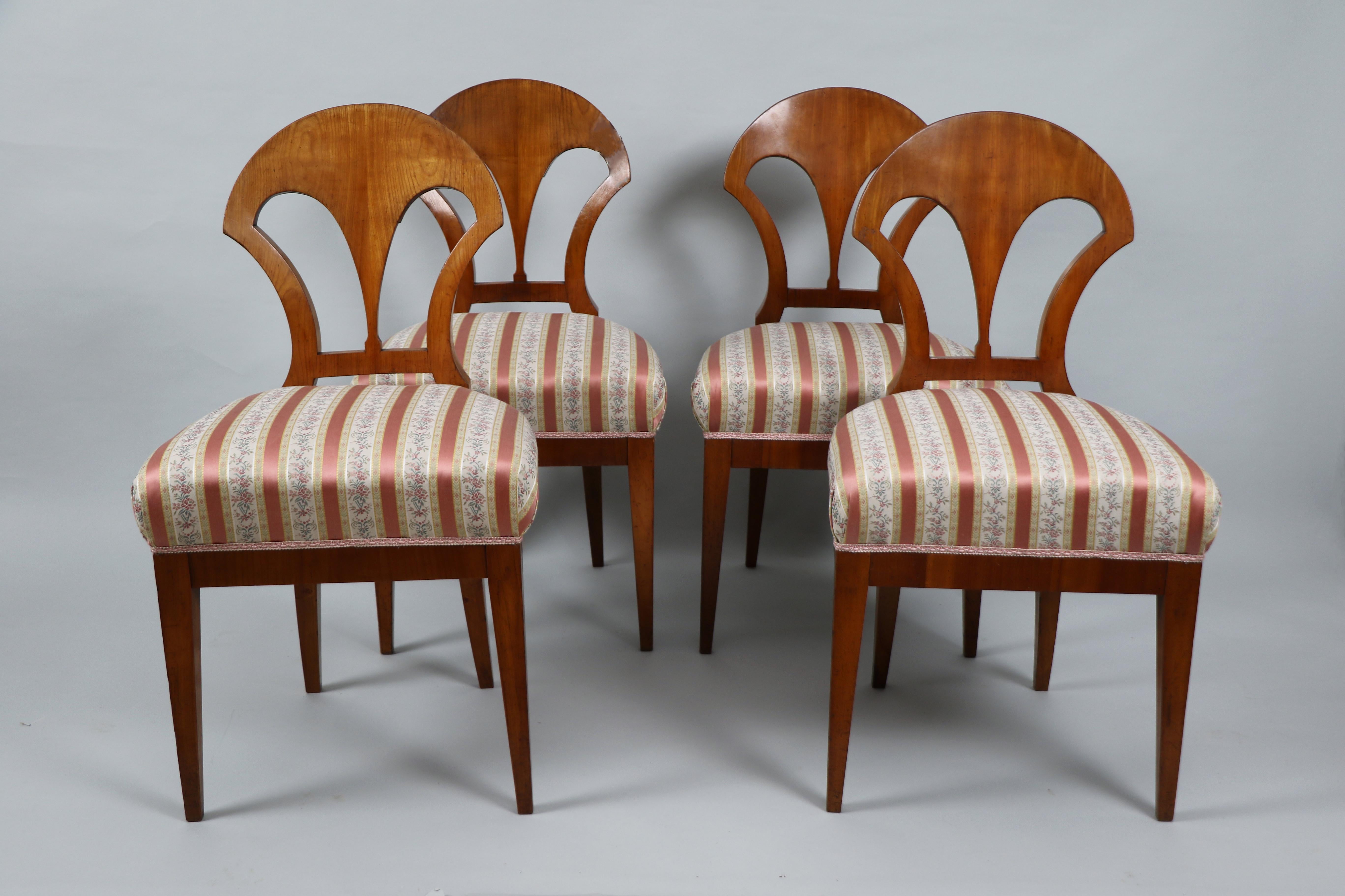 Bonjour,
Ce bel ensemble de quatre chaises viennoises Biedermeier en cerisier, datant d'environ 1825, est le meilleur exemple d'un Biedermeier viennois précoce qui reflète un design innovant et une qualité d'exécution de premier ordre.

Le