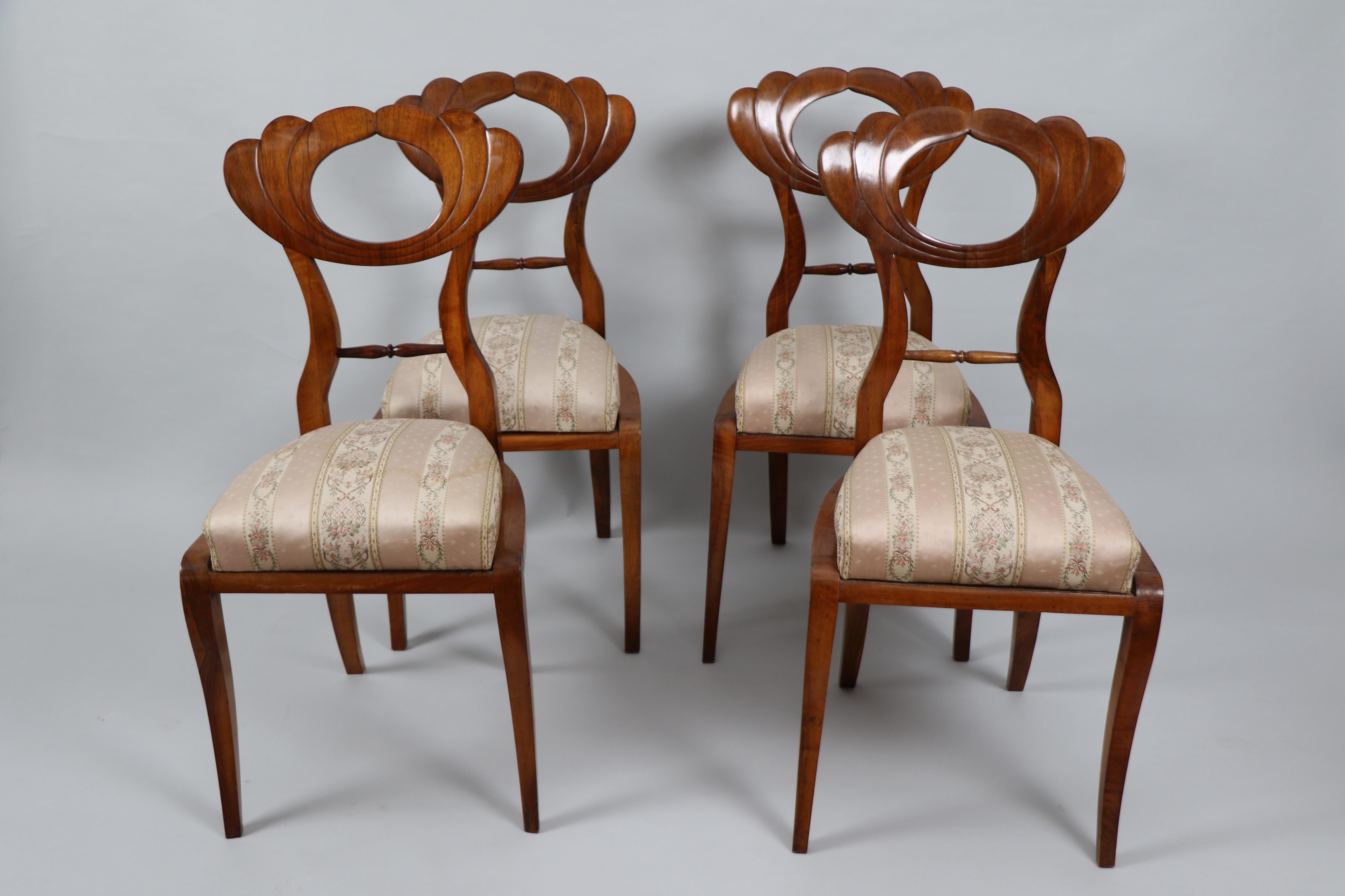 Bonjour,
Ce bel ensemble de quatre chaises viennoises Biedermeier en noyer, datant d'environ 1825, est le meilleur exemple d'un Biedermeier viennois précoce qui reflète un design innovant et une qualité d'exécution de premier ordre.

Le Biedermeier