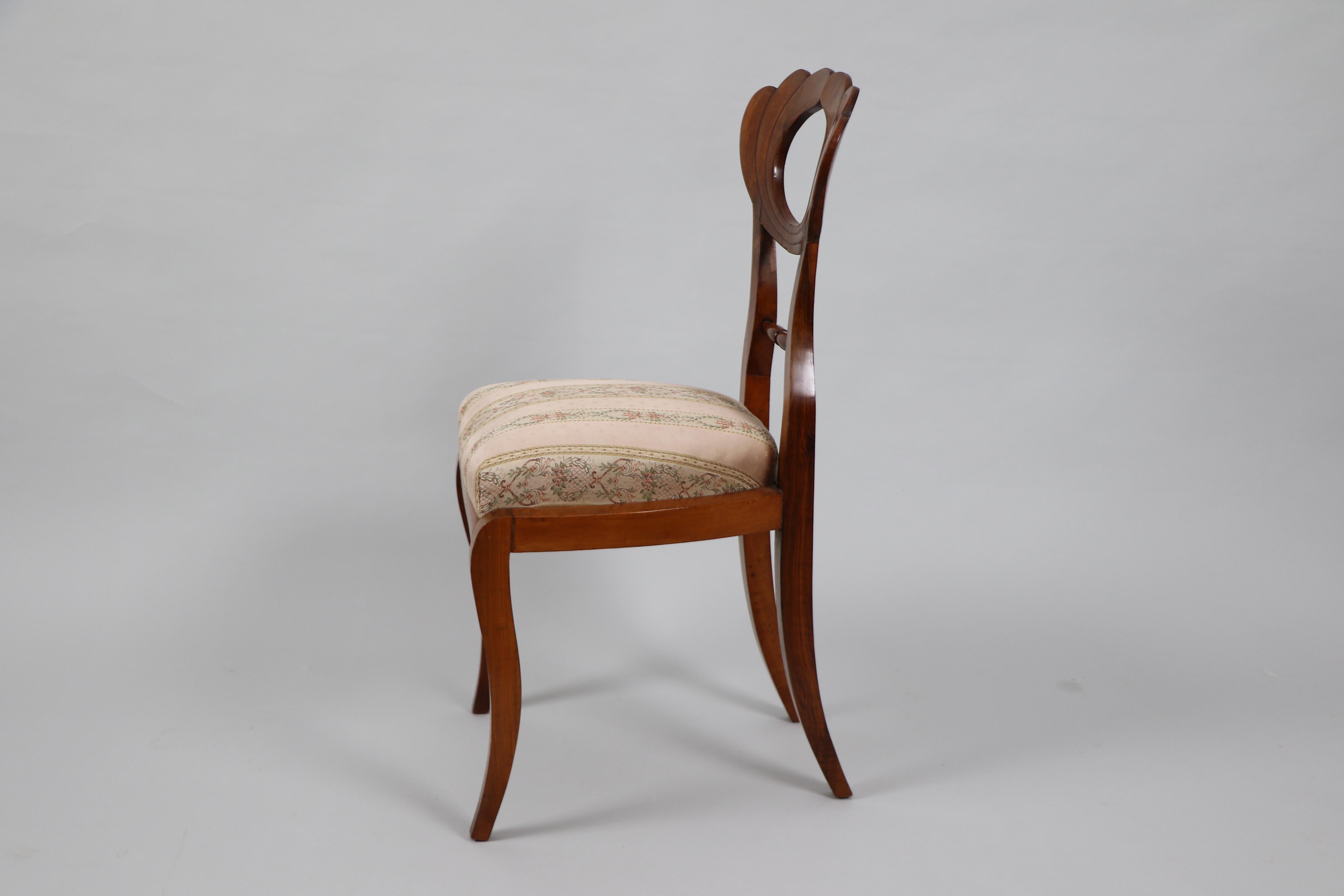 Tissu d'ameublement Ensemble de quatre chaises Biedermeier du 19ème siècle Vienne, vers 1825. en vente