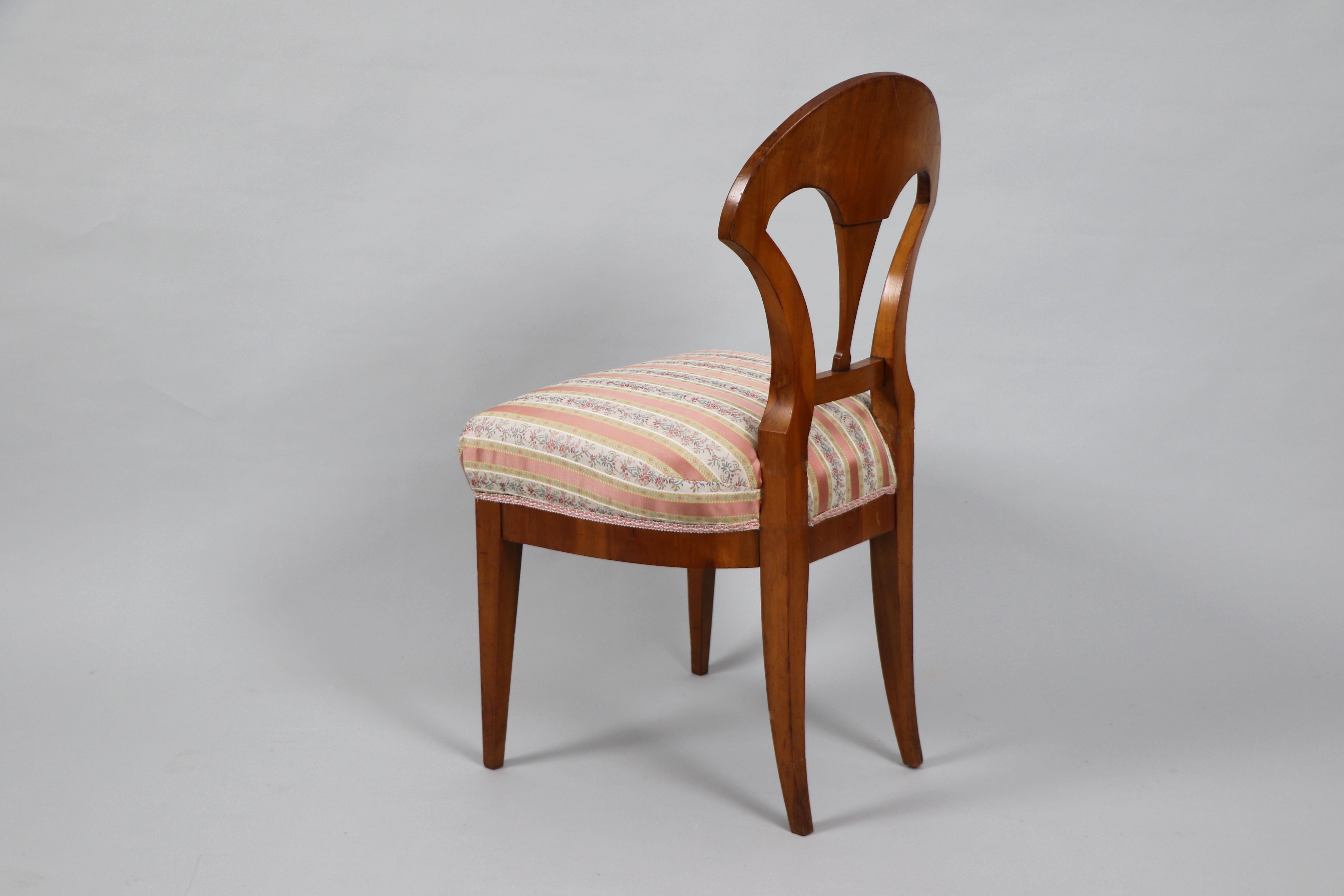 Tissu d'ameublement Ensemble de quatre chaises Biedermeier du 19ème siècle Vienne, vers 1825. en vente