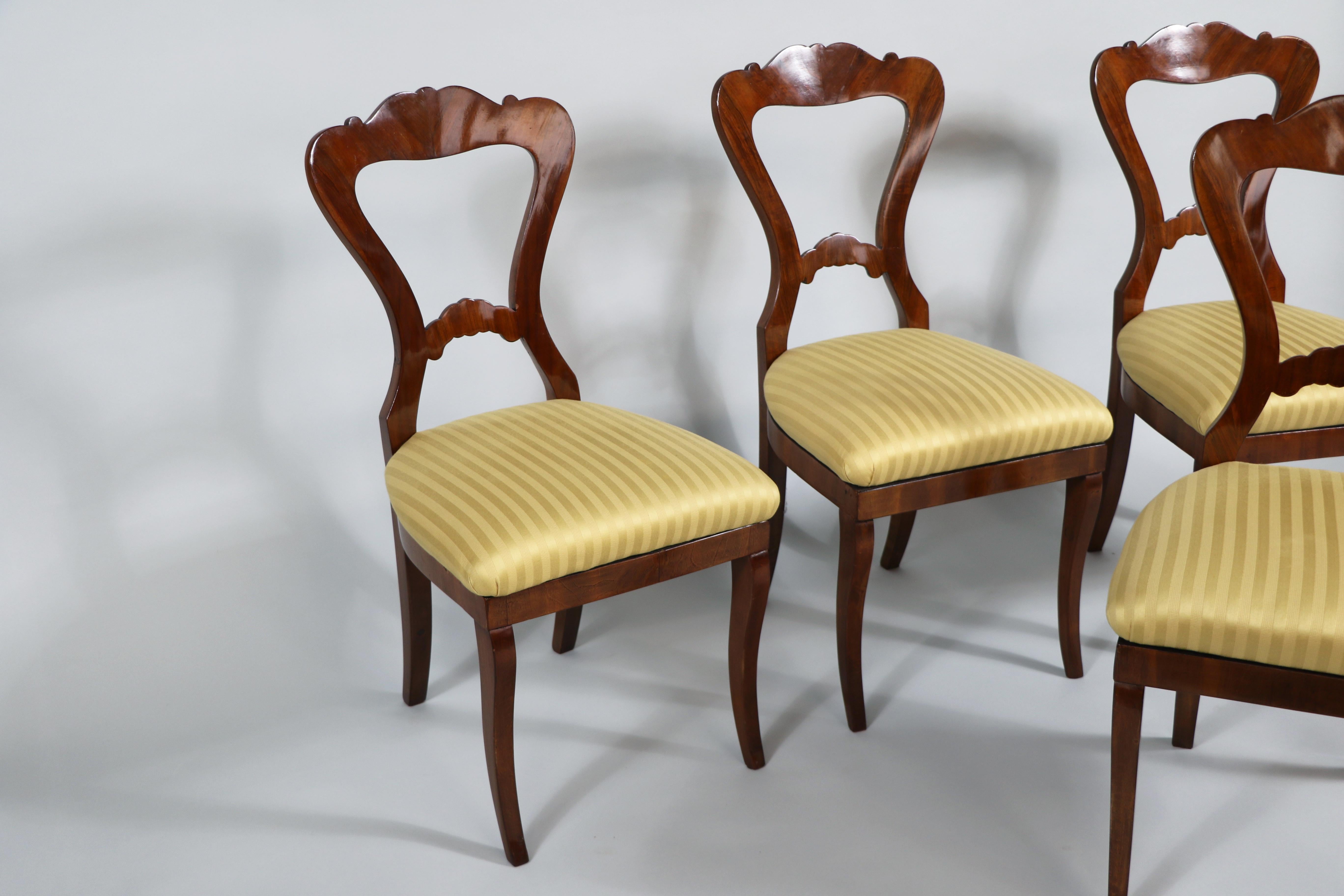 19th Century Set of Four Biedermeier Walnut Chairs. Vienna, c. 1825. For Sale 4