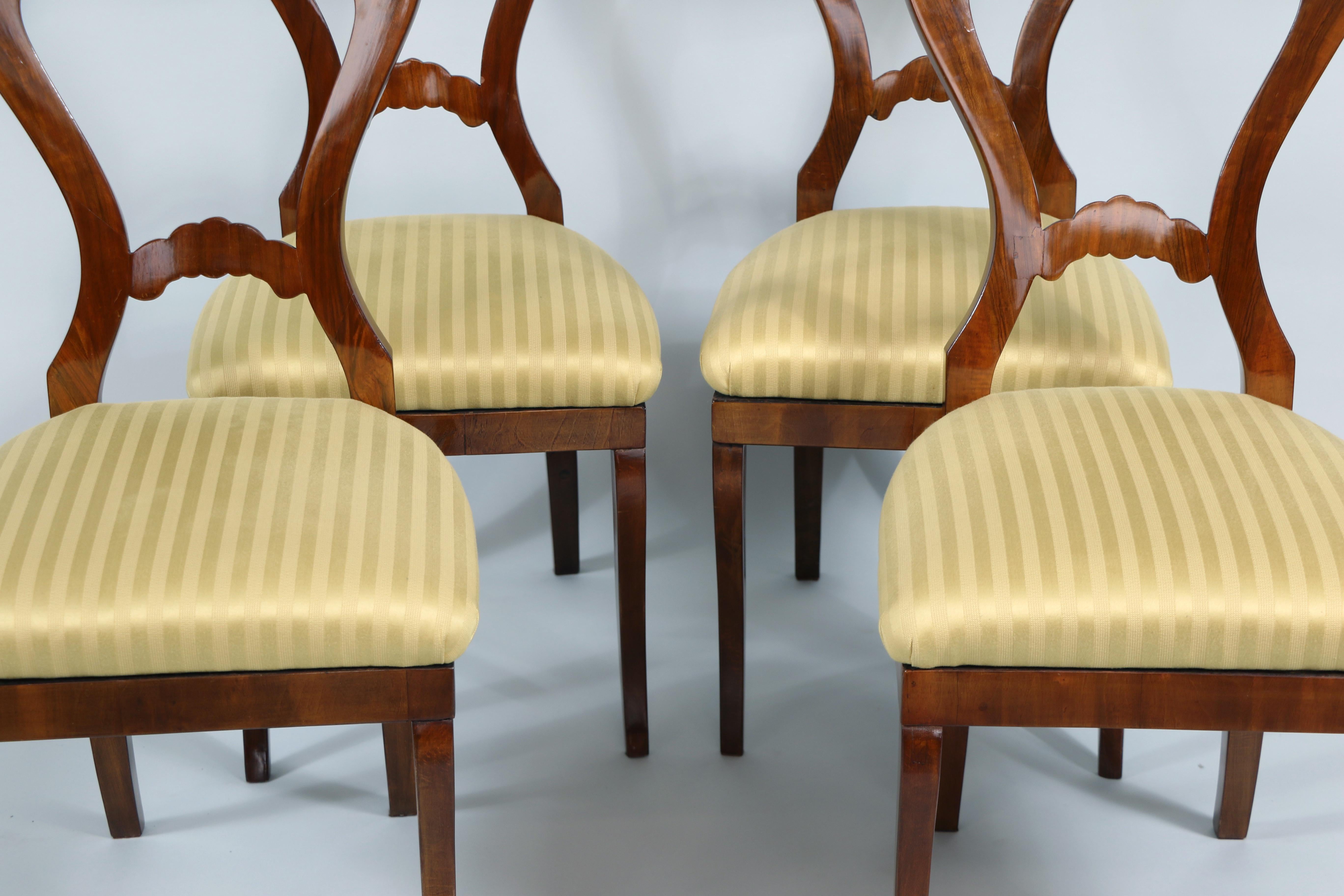 19th Century Set of Four Biedermeier Walnut Chairs. Vienna, c. 1825. For Sale 5